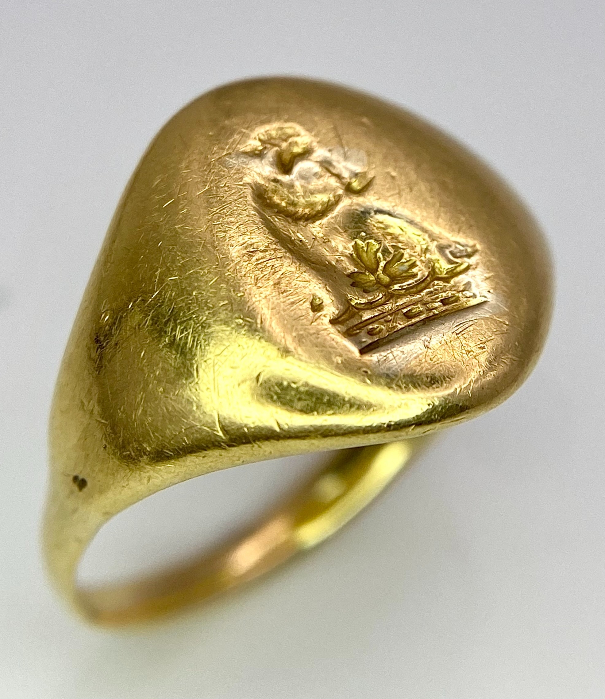 AN 18K YELLOW GOLD VINTAGE SEAL ENGRAVED SIGNET RING. Size K, 7.8g total weight. Ref: SC 8060 - Image 2 of 9