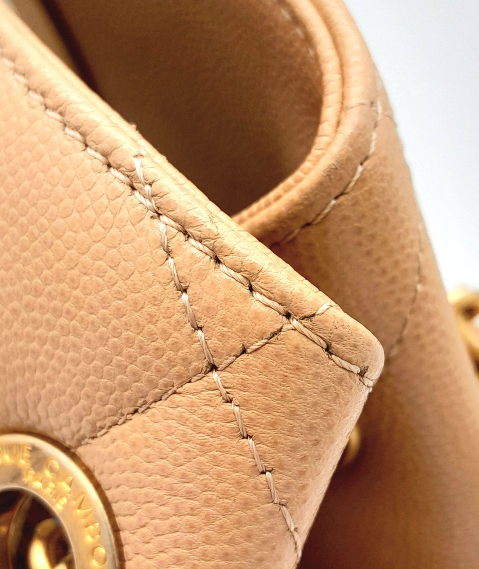 A Chanel Two-Way Chain Shoulder Bag. Beige caviar leather. Gold tone hardware. Spacious interior - Image 6 of 13