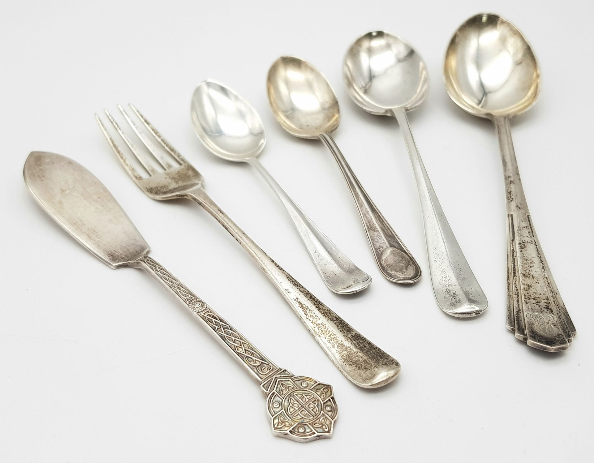 A Small Selection of Sterling Silver Flatware: 2 x teaspoon, 2 x spoon fish knife and fork. All - Bild 2 aus 5