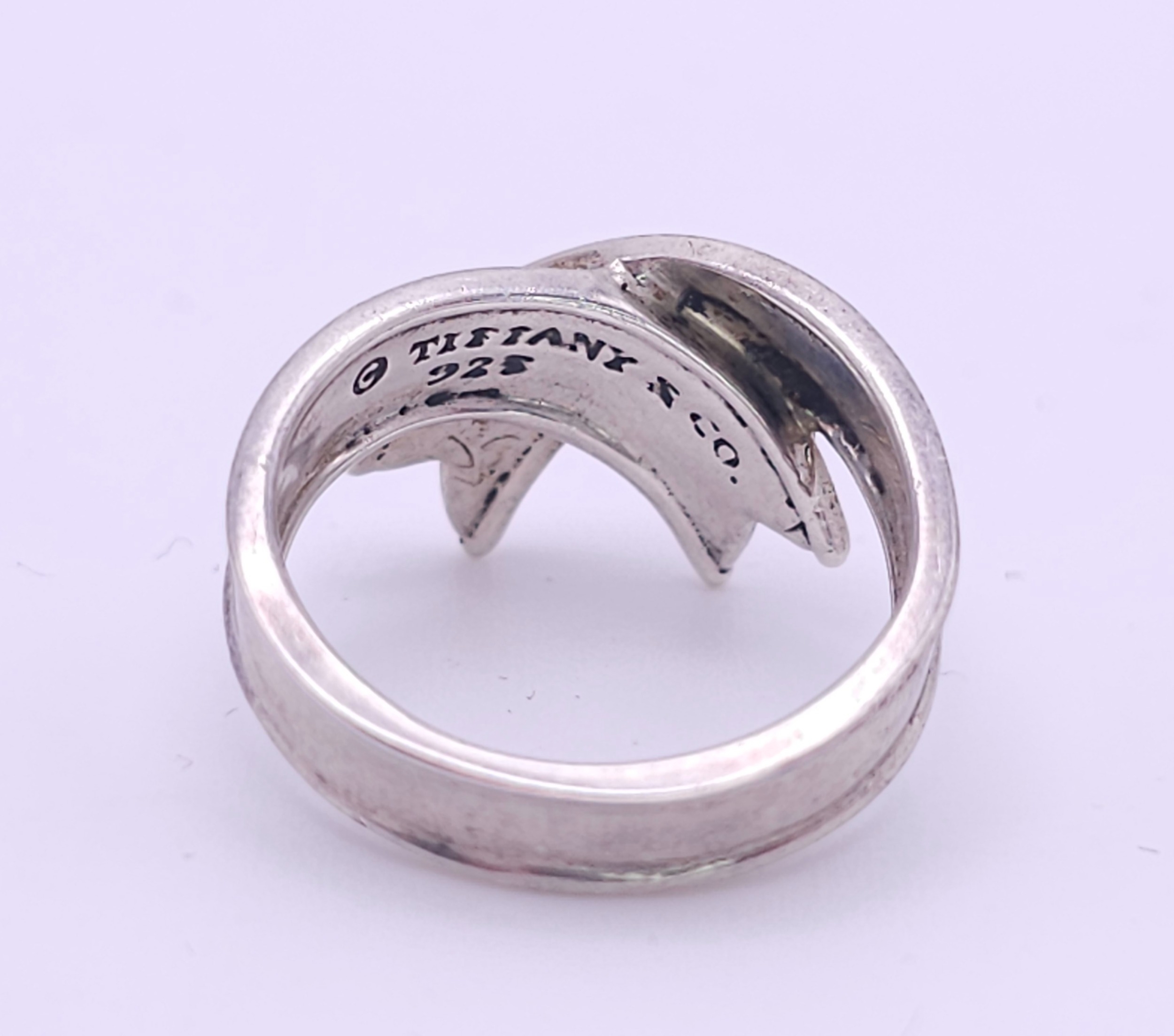 A TIFFANY & CO STERLING SILVER RIBBON RING. Size J, 3.4g weight. Ref: SC 8097 - Image 4 of 6