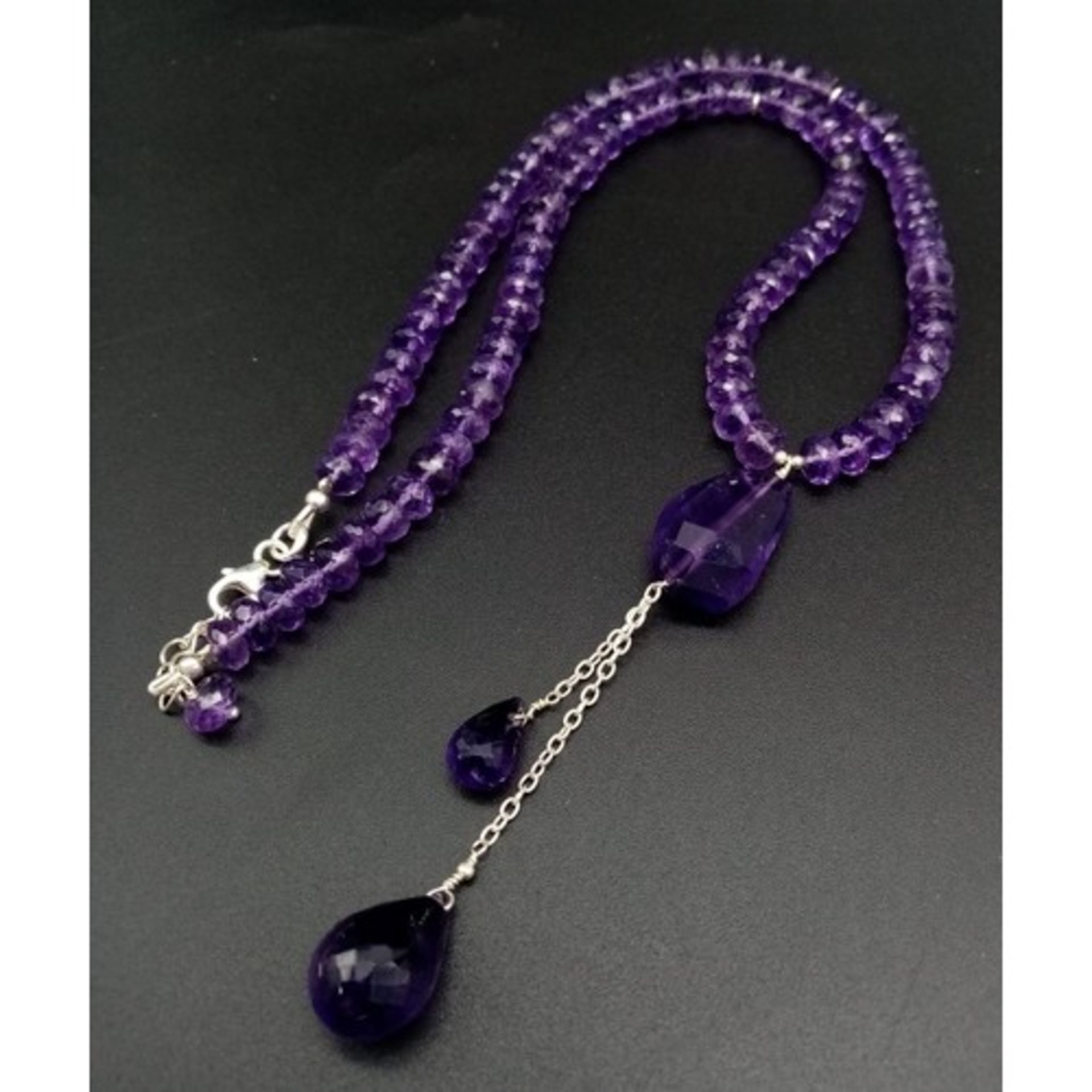 A 165ct Amethyst Gemstone Drop Necklace with a pair of amethyst drop Earrings. Necklace - 42cm - Bild 2 aus 5