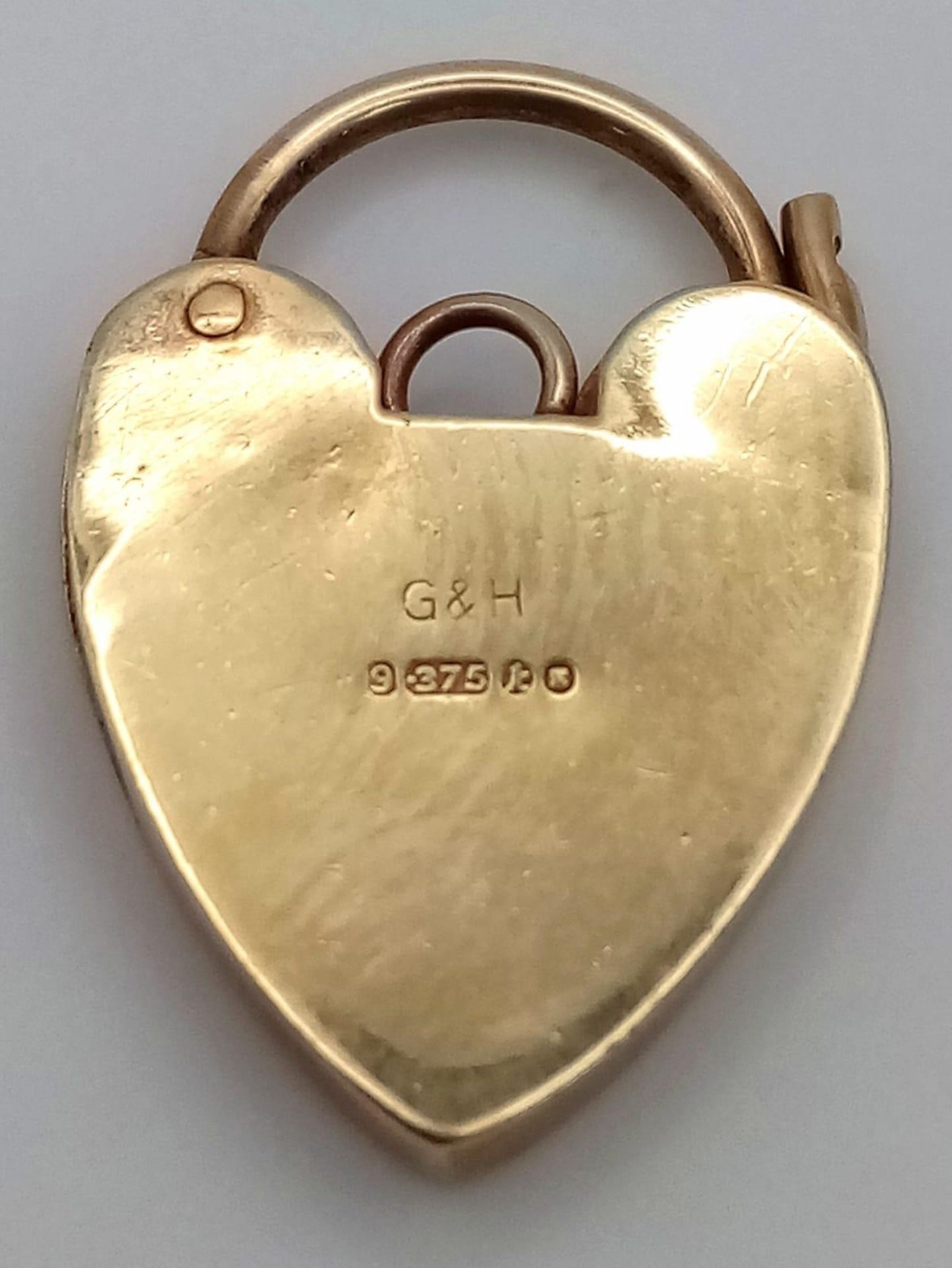 A 9K Yellow Gold Heart Pendant/Clasp. 22mm. 1.45g weight. - Image 2 of 3