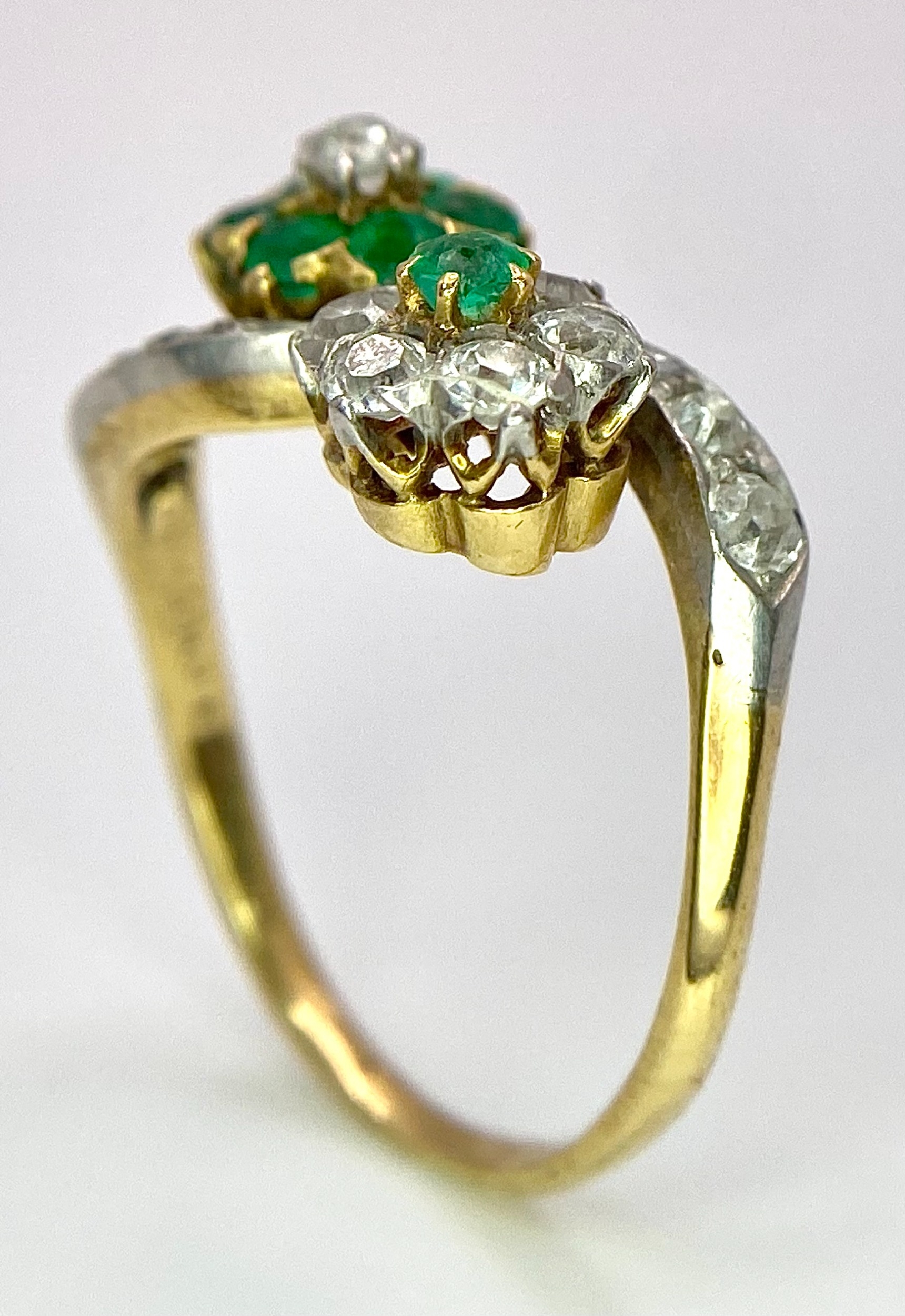 A Vintage 18K Yellow Gold, Platinum, Emerald and Diamond Crossover Ring. Reverse flowers with - Bild 5 aus 9