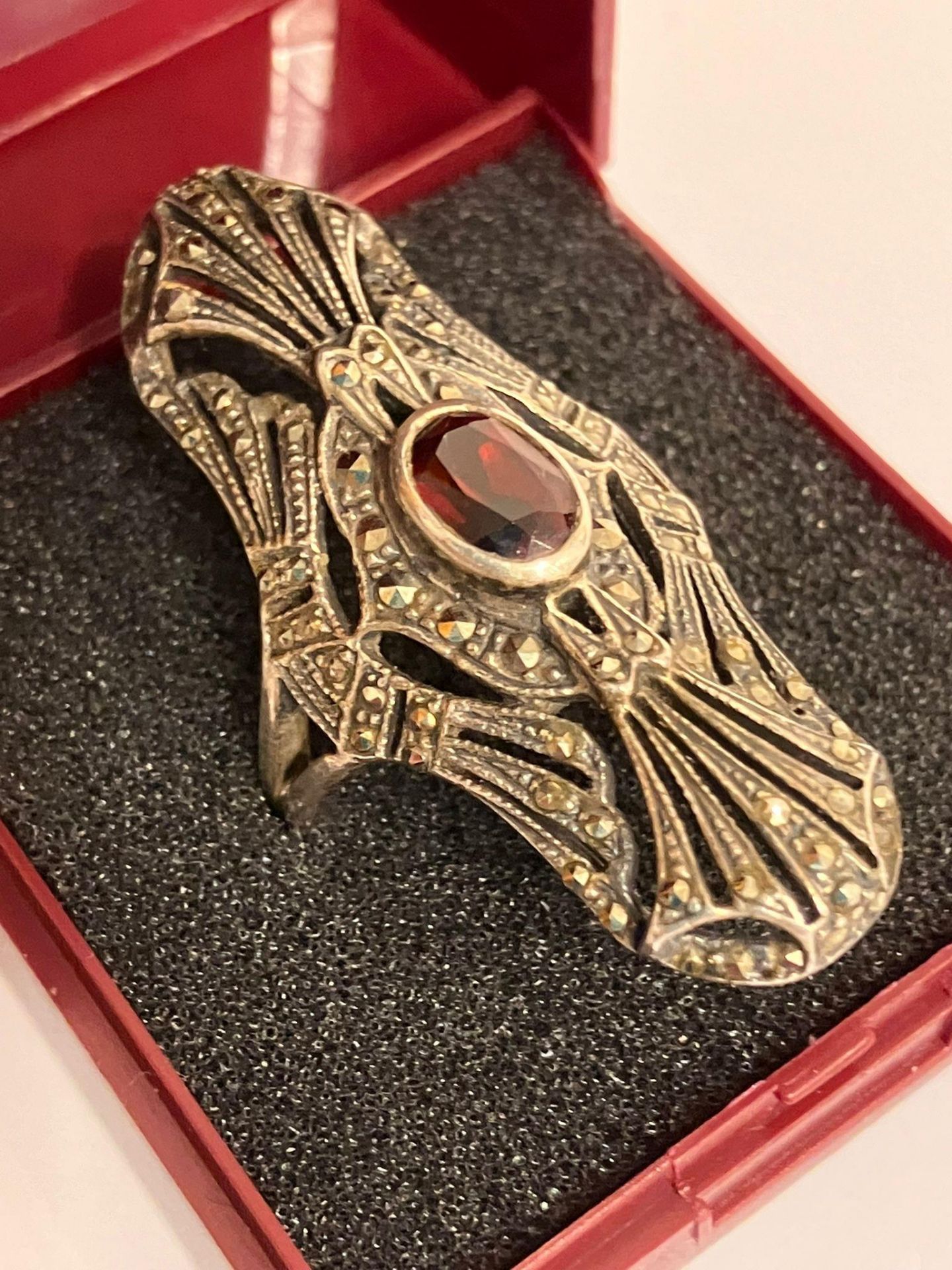 Fabulous vintage SILVER MARCASITE RING in ART DECO STYLE with beautiful Oval Cut GARNET to centre. - Image 3 of 5