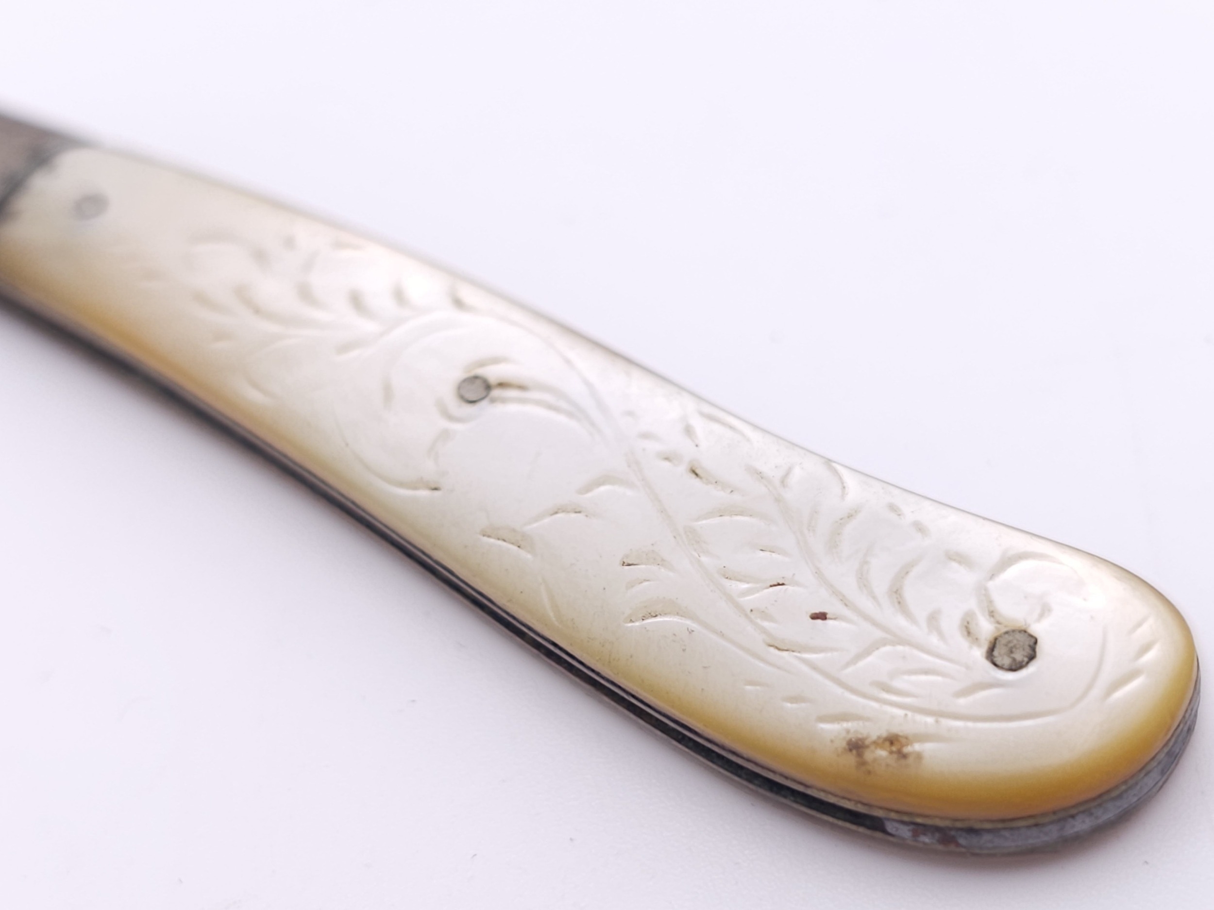 An antique sterling silver folding knife with Mother of Pearl inlay handle. Full Sheffield - Image 4 of 8