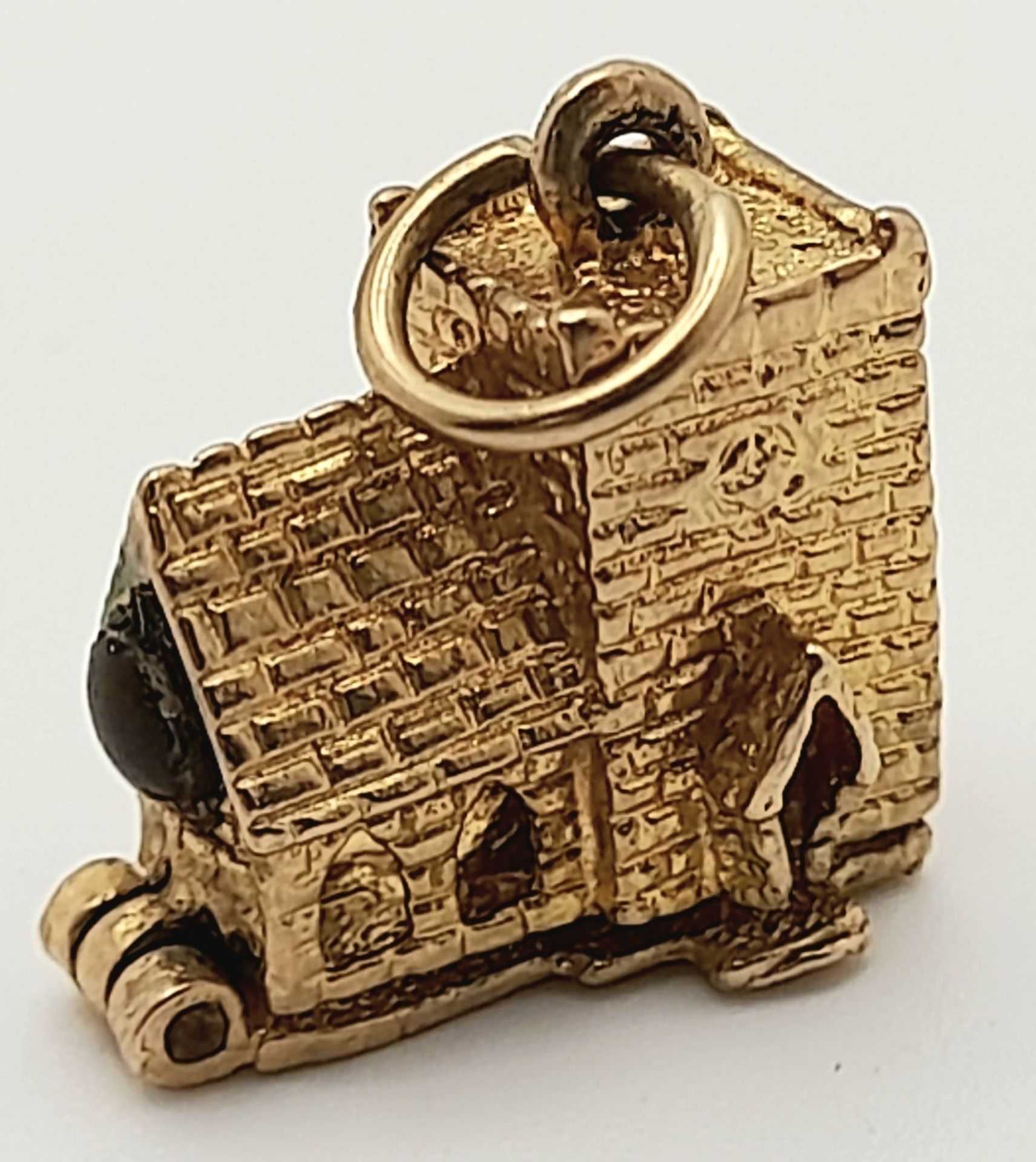 A 9 K yellow gold charm in the shape of a chapel, which opens to reveal a wedding ceremony, - Image 3 of 5