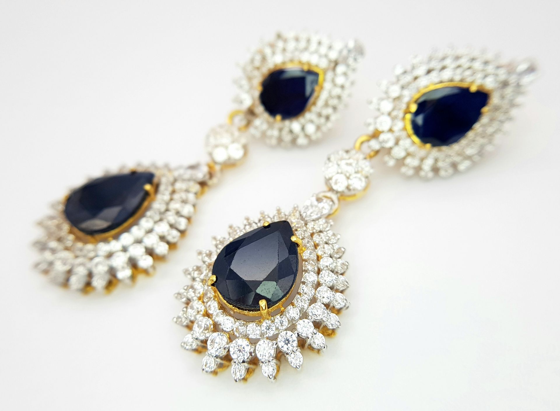 A Fabulous Jewellery Lot! A 21K Rich Yellow Gold Diamond and White Stone (one missing) Necklace with - Image 4 of 7