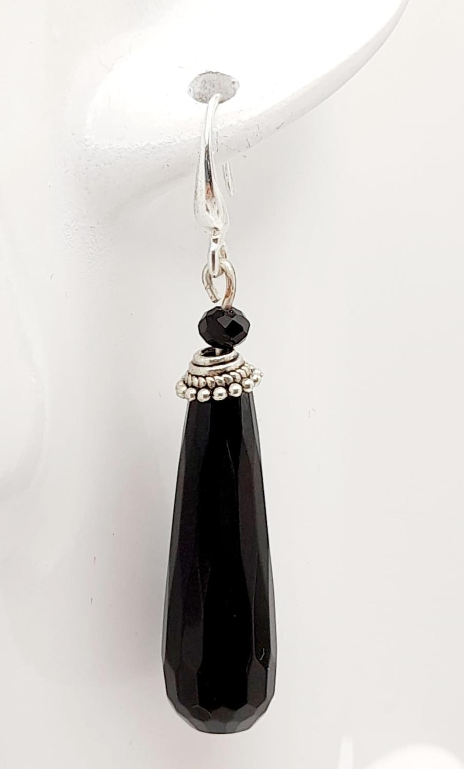 A Black Agate Jewellery Set: Cuff bangle, drop earrings and necklace - 42cm. - Image 5 of 7