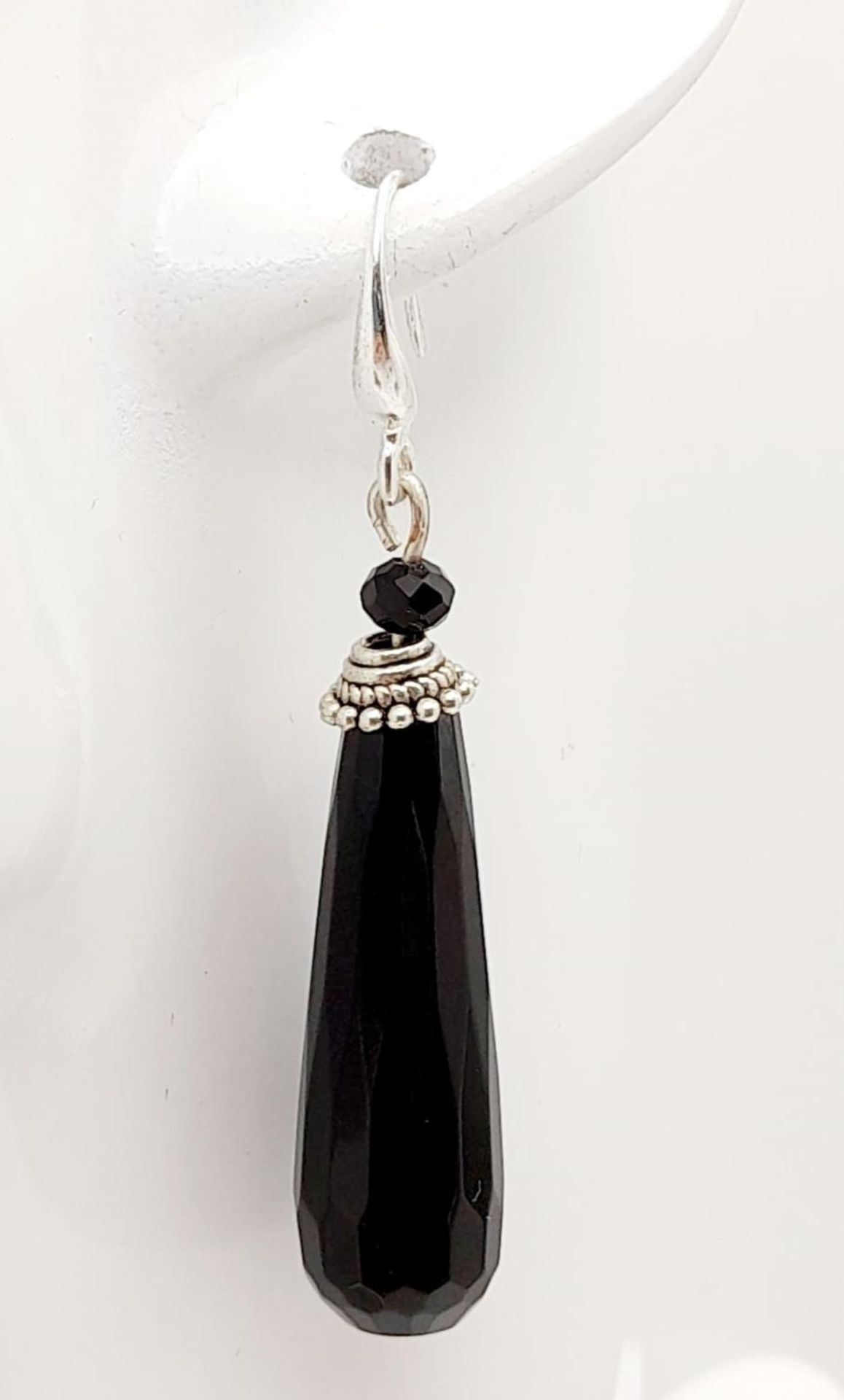 A Black Agate Jewellery Set: Cuff bangle, drop earrings and necklace - 42cm. - Bild 5 aus 7
