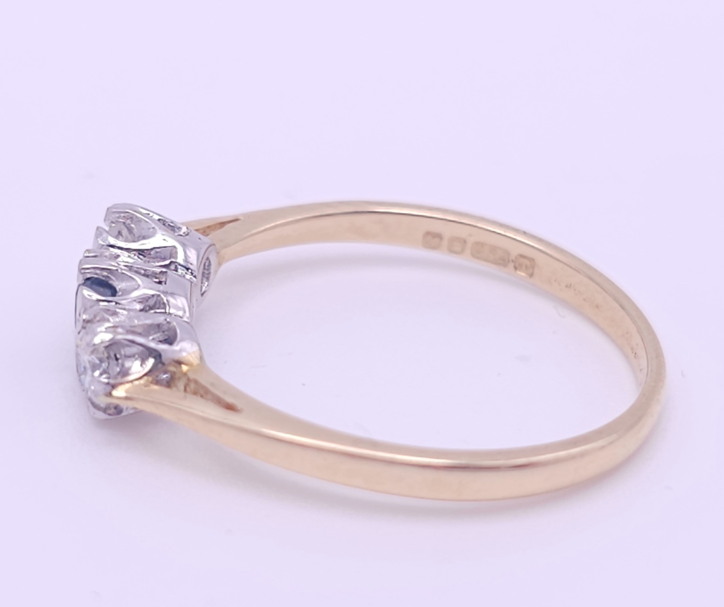 AN 18K YELLOW GOLD DIAMOND AND SAPPHIRE 3 STONE RING. 0.30CT DIAMONDS. 2.4G. SIZE O. - Bild 4 aus 7