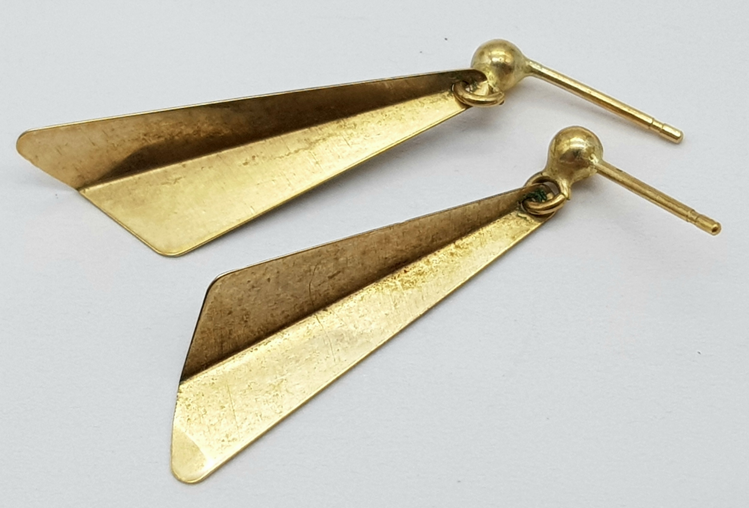A Pair of Vintage 9K Gold Kite Earrings. 2.5cm. No backs. 0.9g. - Image 4 of 4