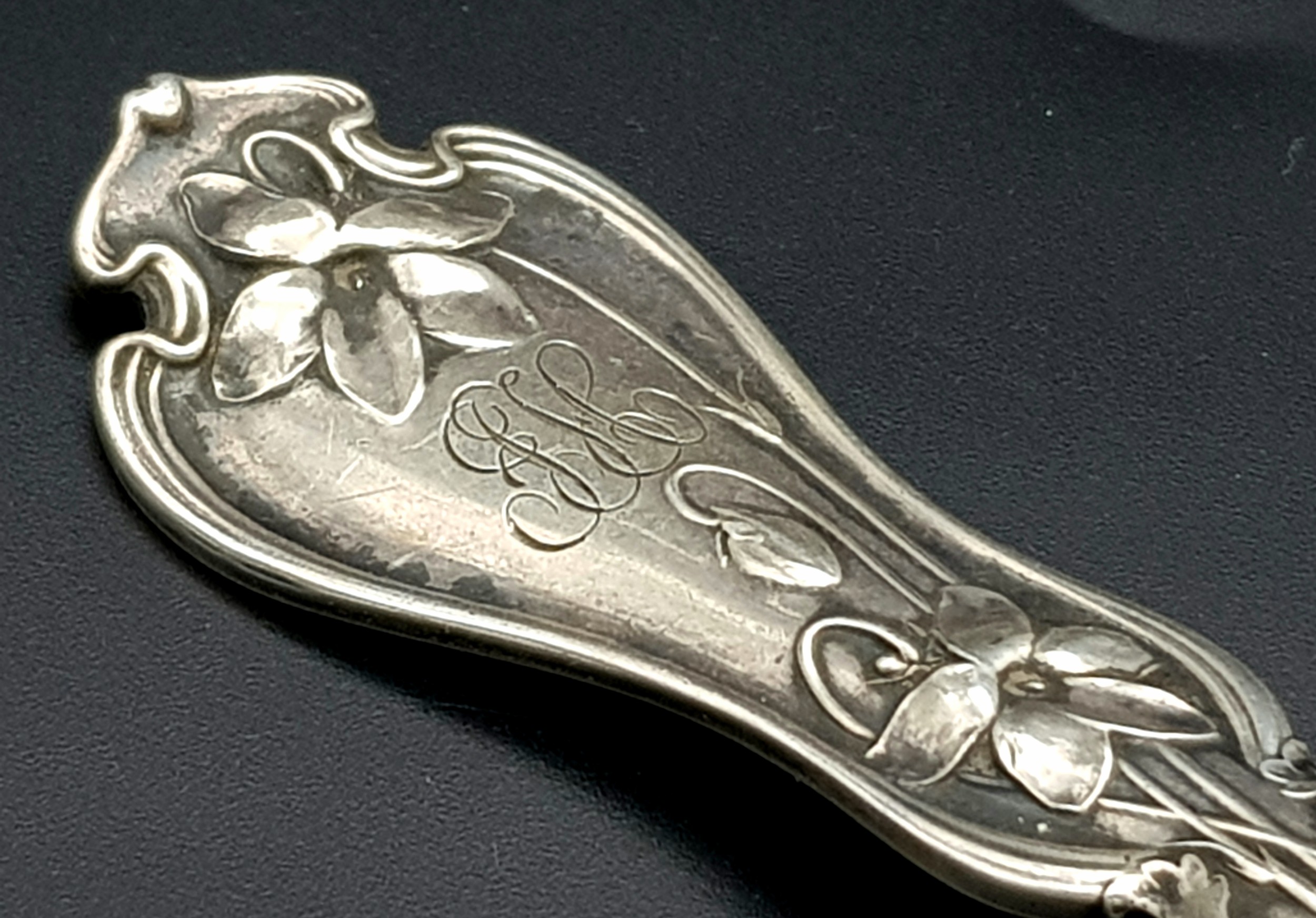 A TRULY REMARKABLE LARGE SOLID SILVER FRUIT SPOON , 22cms IN LENGTH AND 7cms WIDTH . 98.2gms - Image 4 of 6