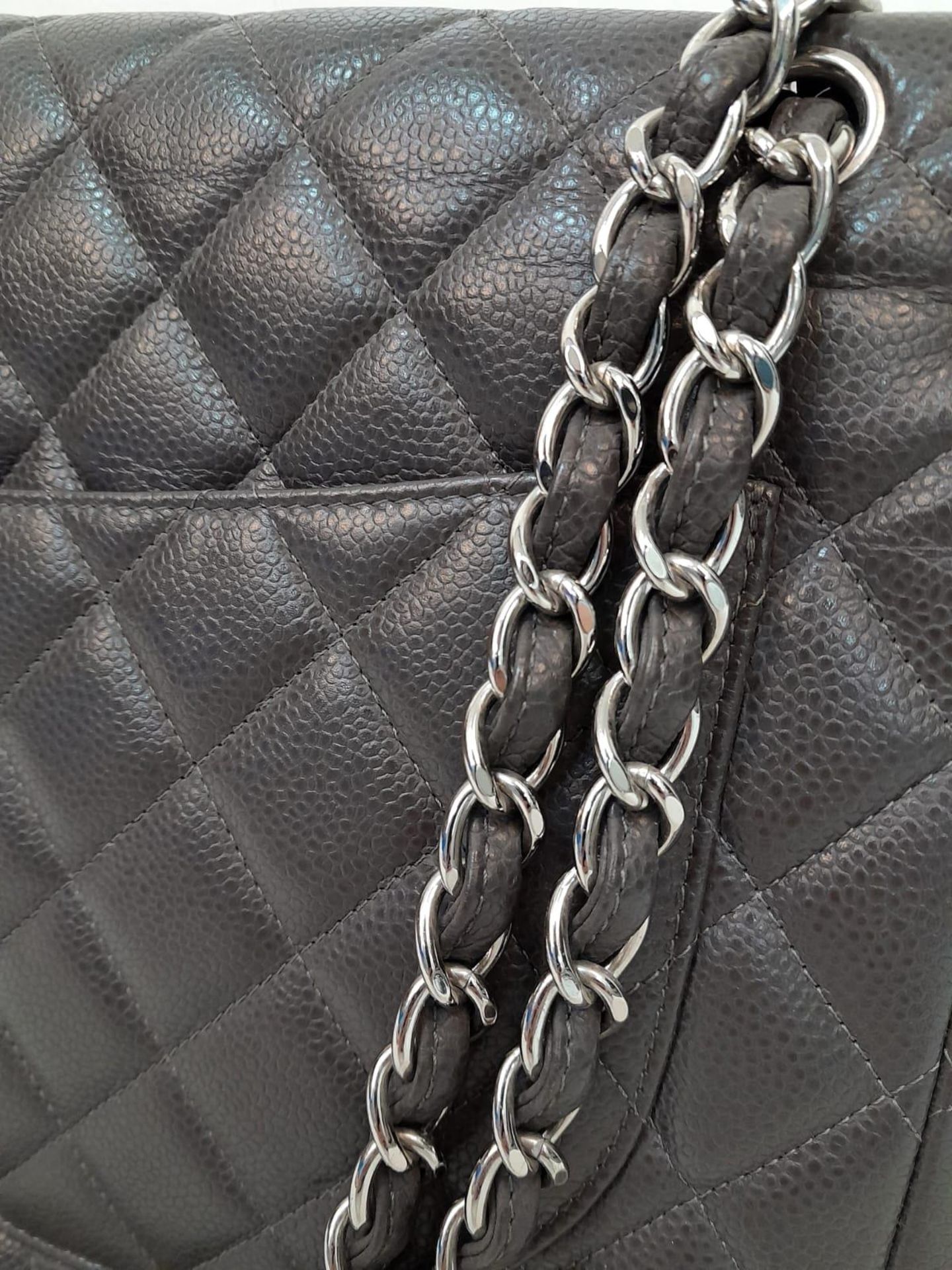 A Chanel Jumbo Double Flap Maxi Bag. Dark grey quilted caviar leather exterior with a large slip - Bild 9 aus 12