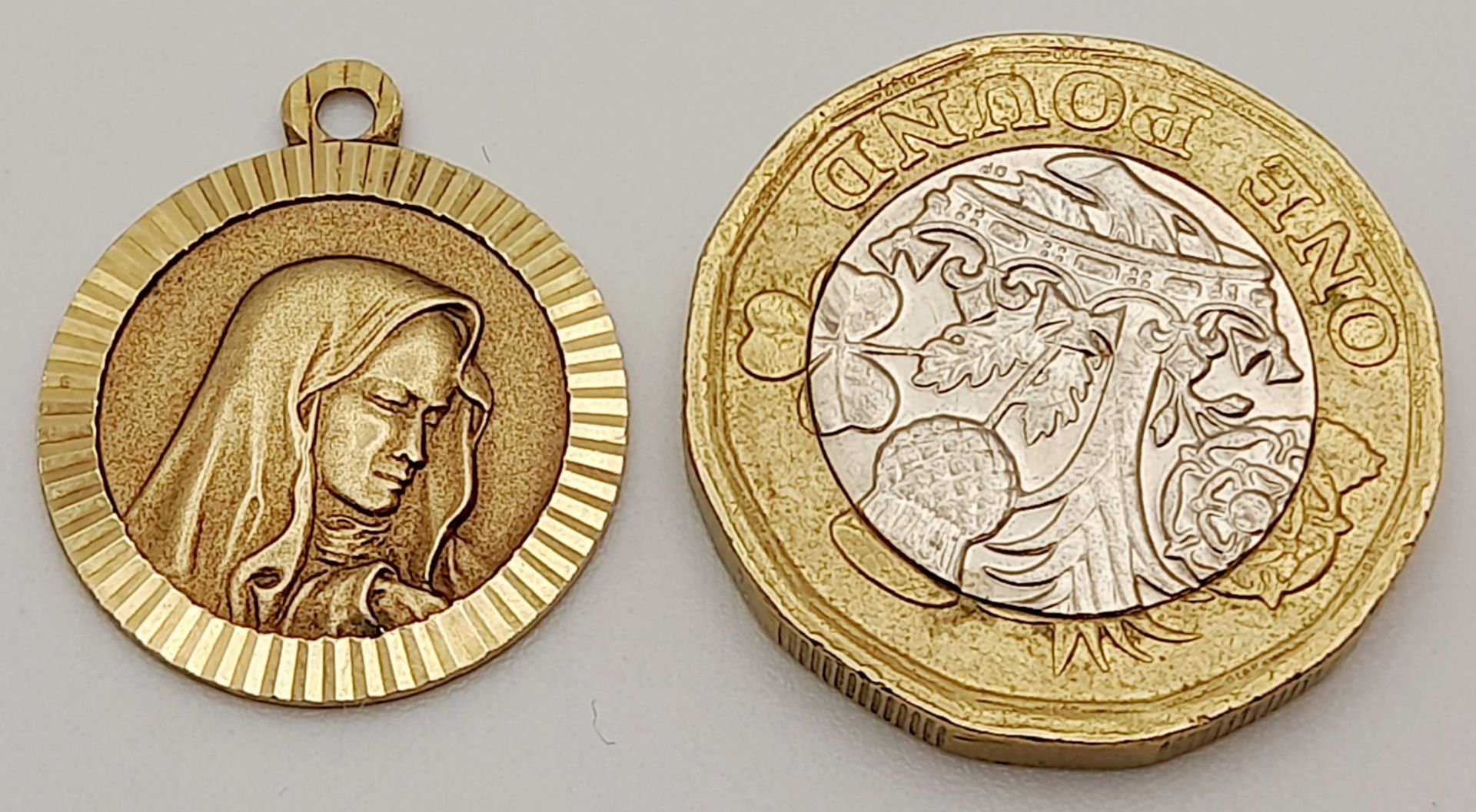 A 9ct Yellow Gold Religious Medallion Pendant/Charm, 2.9g weight, approx 20mm x 17mm. ref: SH1477I - Image 3 of 4