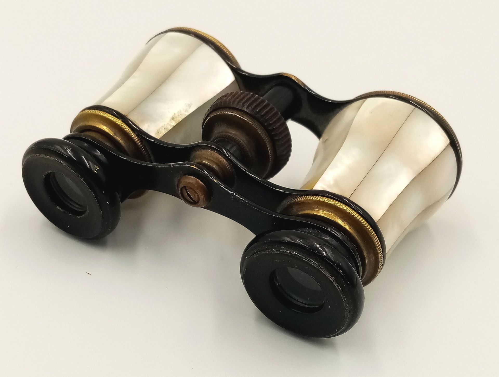 A PAIR OF MOTHER OF PEARL VINTAGE THEATRE BINOCULARS. - Bild 2 aus 4