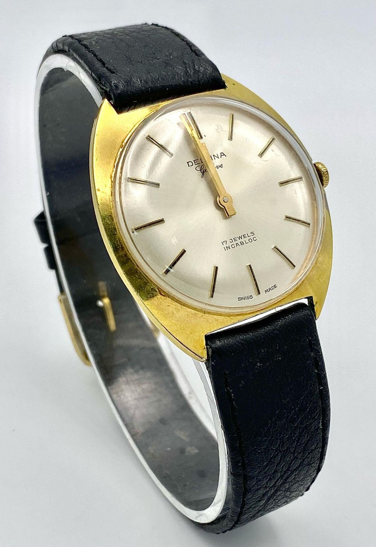 A Vintage 17 Jewels Delvina Mechanical Gents Watch. Black leather strap. Gilded case - 36mm.