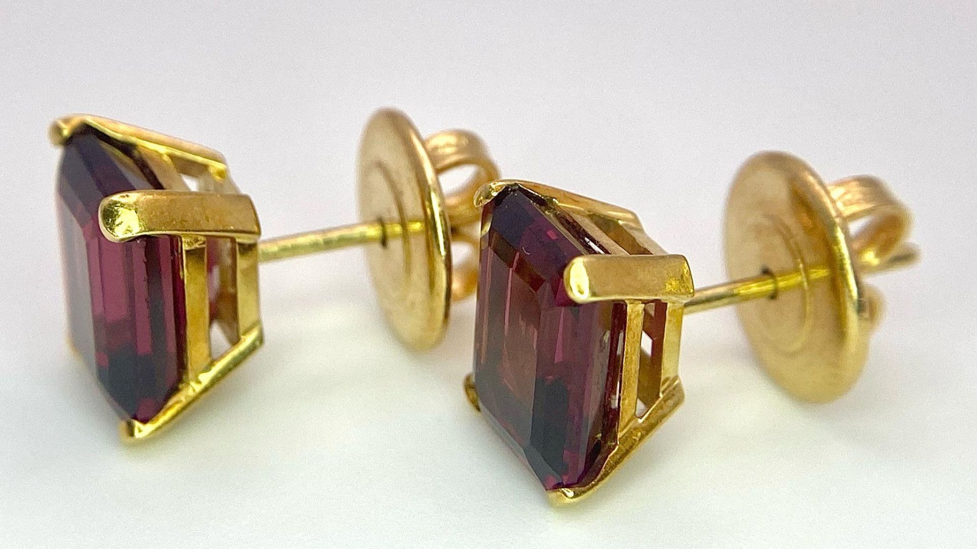 A Pair of 18K Yellow Gold and Alexandrite Earrings. Emerald cut alexandrite - 5ctw. 5.7g total - Image 6 of 8