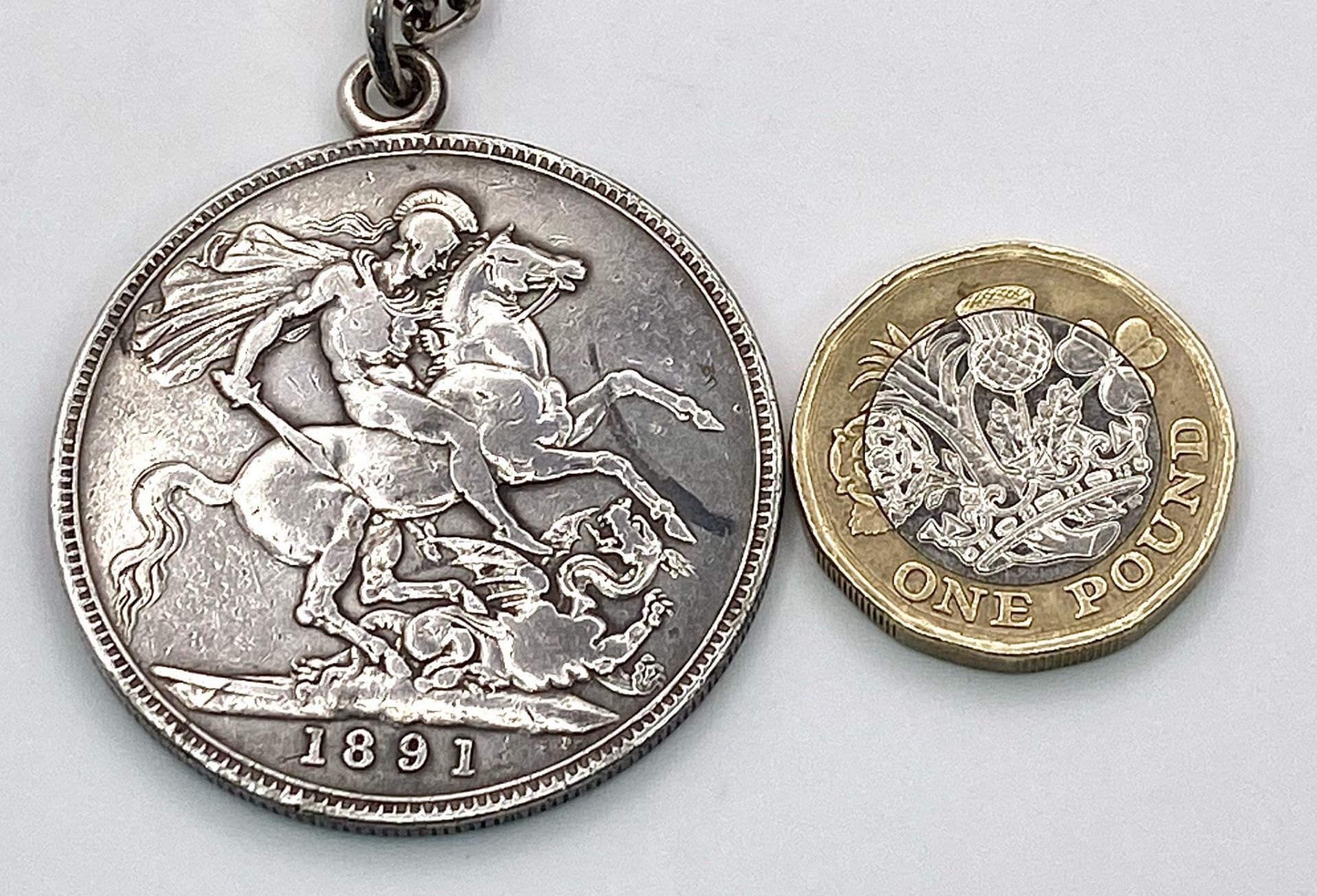 An 1891 Queen Victoria Silver Crown in a Pendant Setting on a Sterling Silver Chain. 41.21g total - Bild 5 aus 6