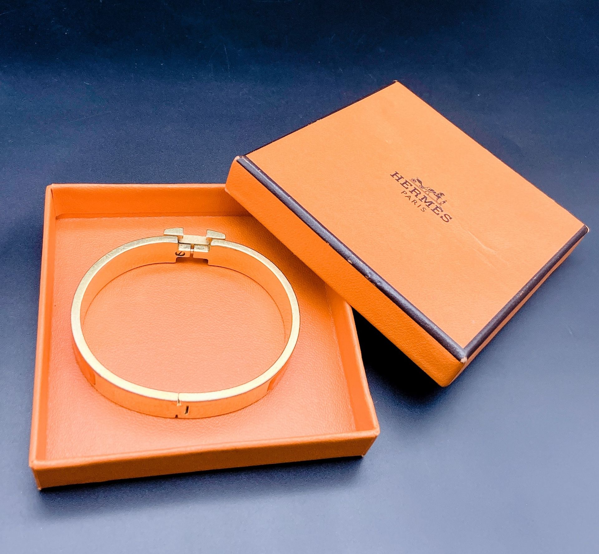 A Hermes Gold Plated and Inlaid Orange Enamel Bangle. 6cm inner diameter. Comes with original Hermes - Image 4 of 5