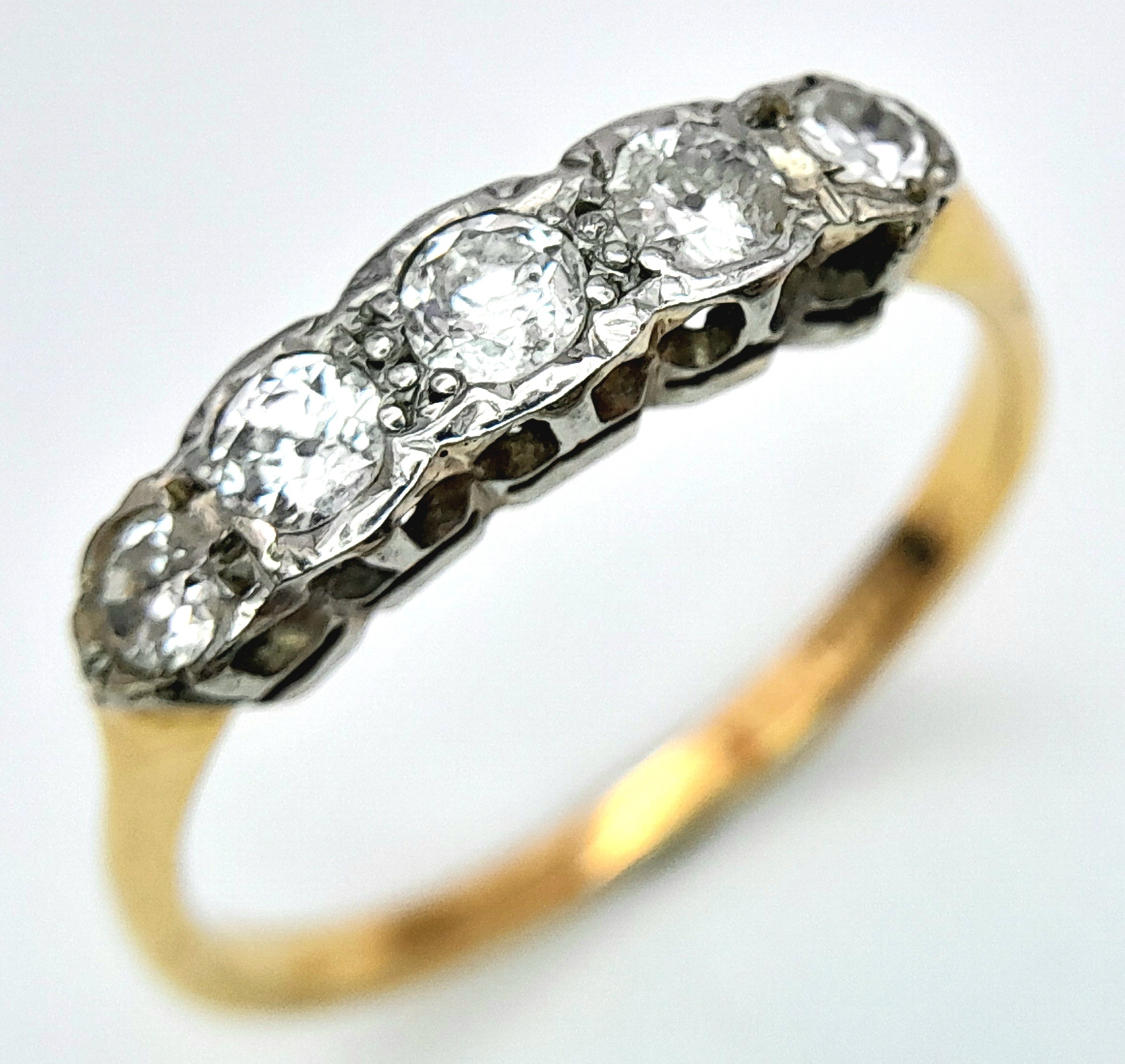 AN 18K YELLOW GOLD AND PLATINUM VINTAGE DIAMOND 5 STONE RING. 0.40CT. 2.5G. SIZE N - Image 4 of 6