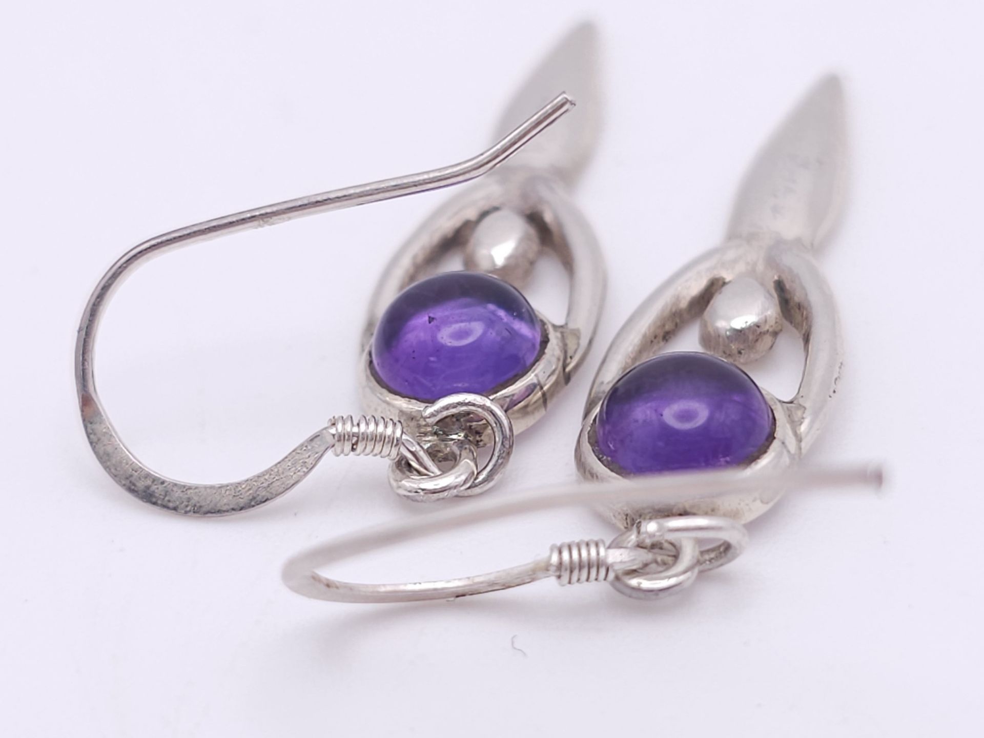 A Pair of Sterling Silver and Amethyst Cabochon ‘Goddess’ Earrings. 4.5cm Drop. Set with 6mm Round - Bild 5 aus 7