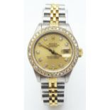 THE CLASSIC LADIES ROLEX BI-METAL OYSTER PERPETUAL DATEJUST WATCH IN VERY GOOD CONDITION HAVING A