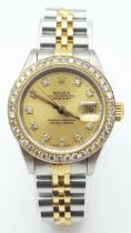 THE CLASSIC LADIES ROLEX BI-METAL OYSTER PERPETUAL DATEJUST WATCH IN VERY GOOD CONDITION HAVING A