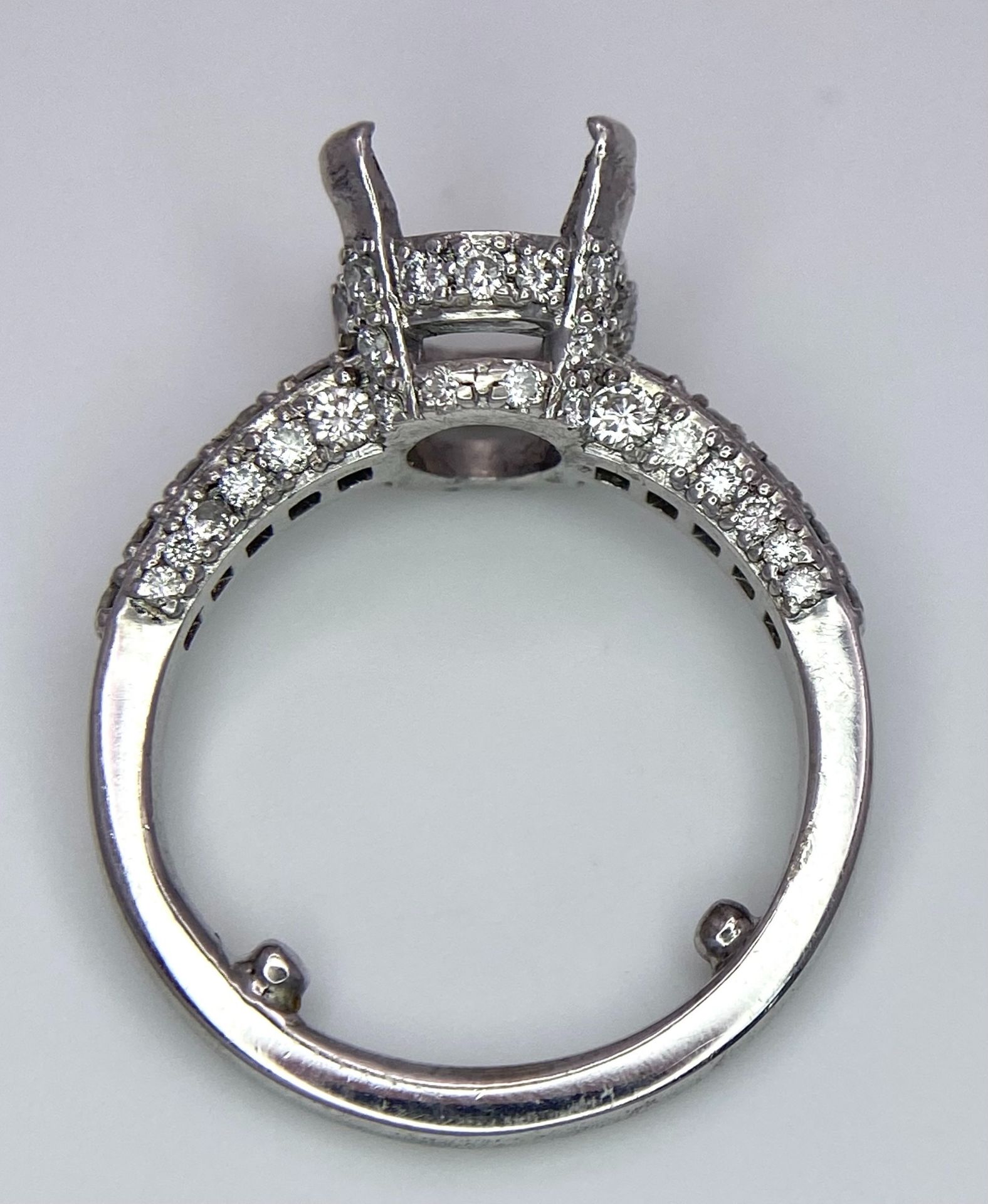 AN 18K WHITE GOLD 4 CLAW SINGLE STONE RING WITH DIAMOND SET BEZEL, SHOULDERS AND SIDES - Ready to - Bild 5 aus 6