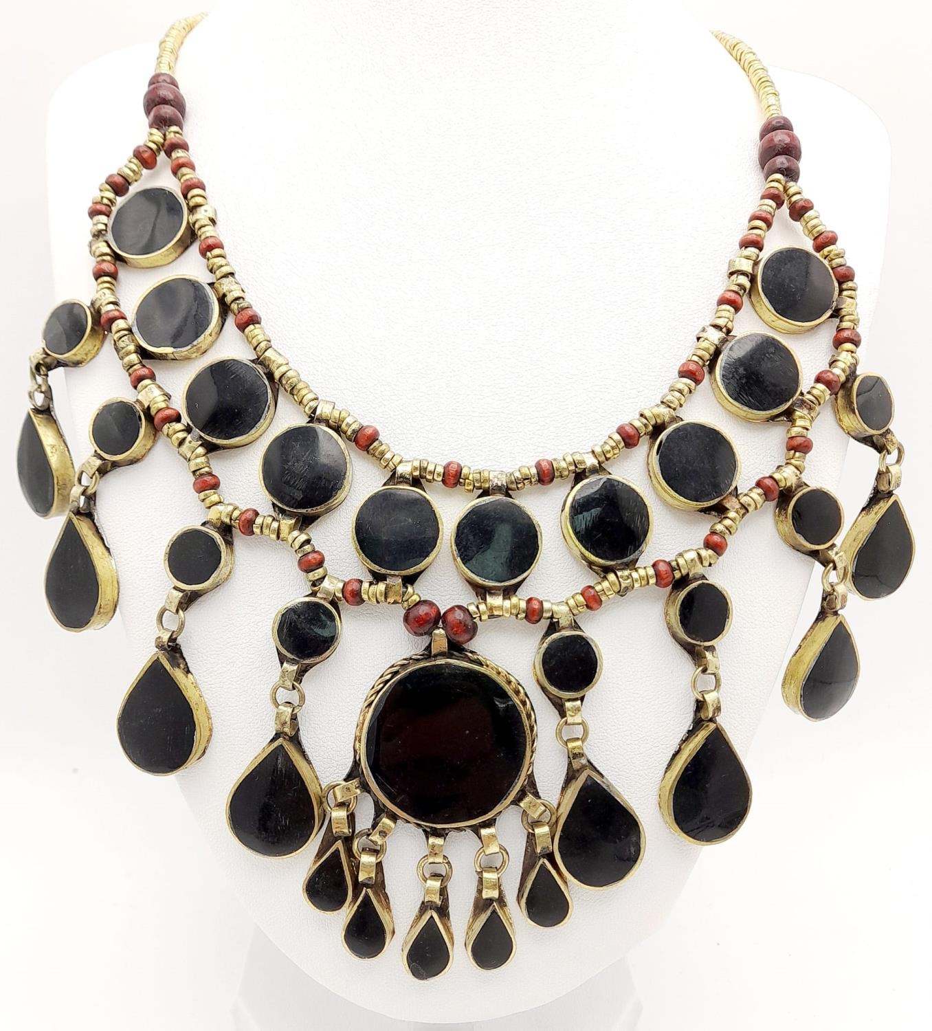 A Black Agate Jewellery Set: Cuff bangle, drop earrings and necklace - 42cm. - Image 2 of 7