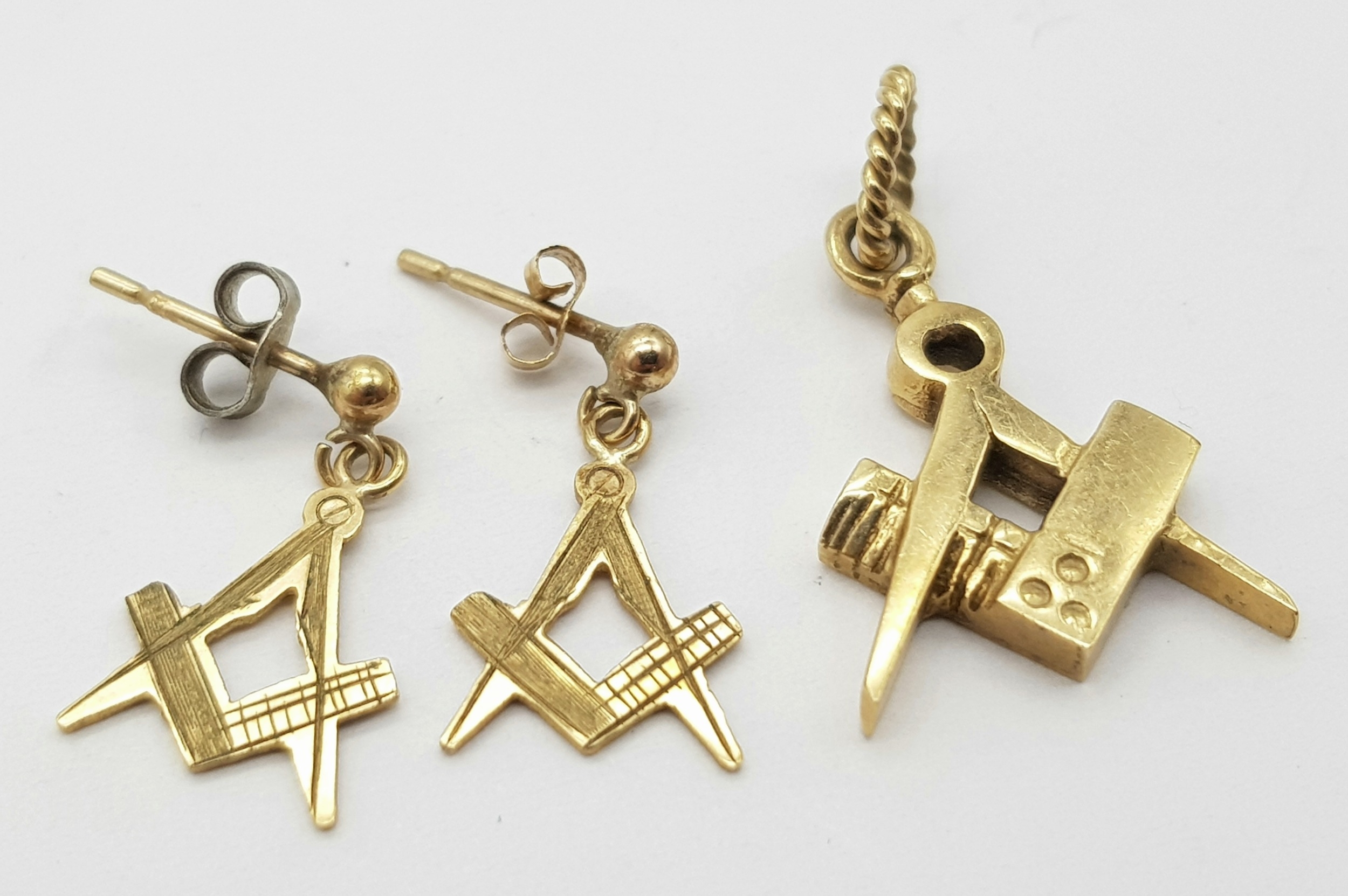 A Pair of Matching Masonic Symbol 9K Earrings and Pendant. 3.65g total weight. - Image 5 of 5