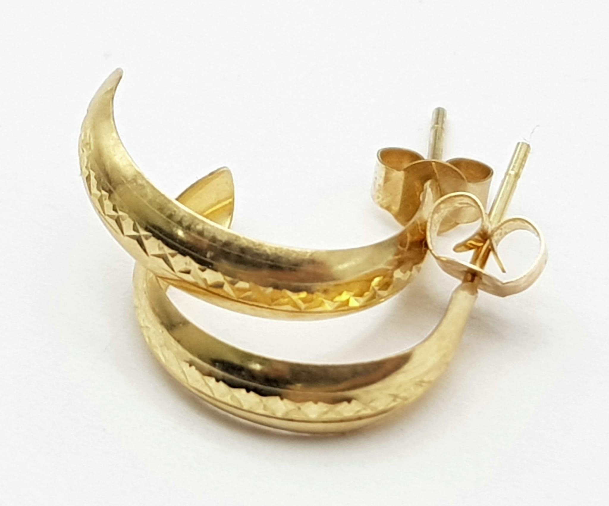 Two pairs of stylish 9K yellow gold earrings. Total weight 1.2G. - Image 2 of 6