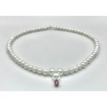 A cultured pearl necklace with a 14 K yellow gold clasp and a small amethyst pendant. Length: 43 cm,