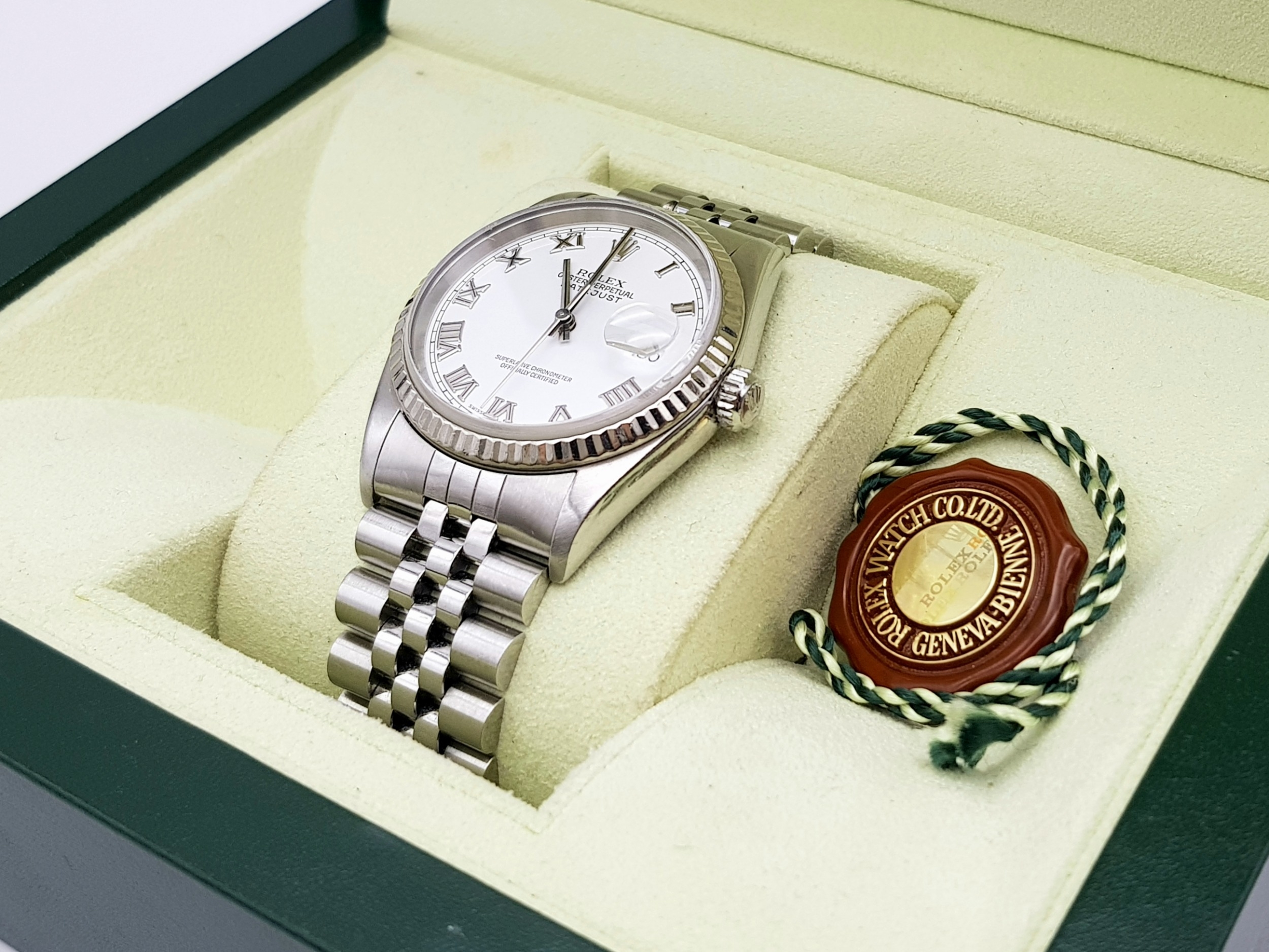 A ROLEX OYSTER PERPETUAL DATEJUST GENTS WATCH IN STAINLESS STEEL WITH WHITE DIAL AND ROMAN - Image 7 of 9