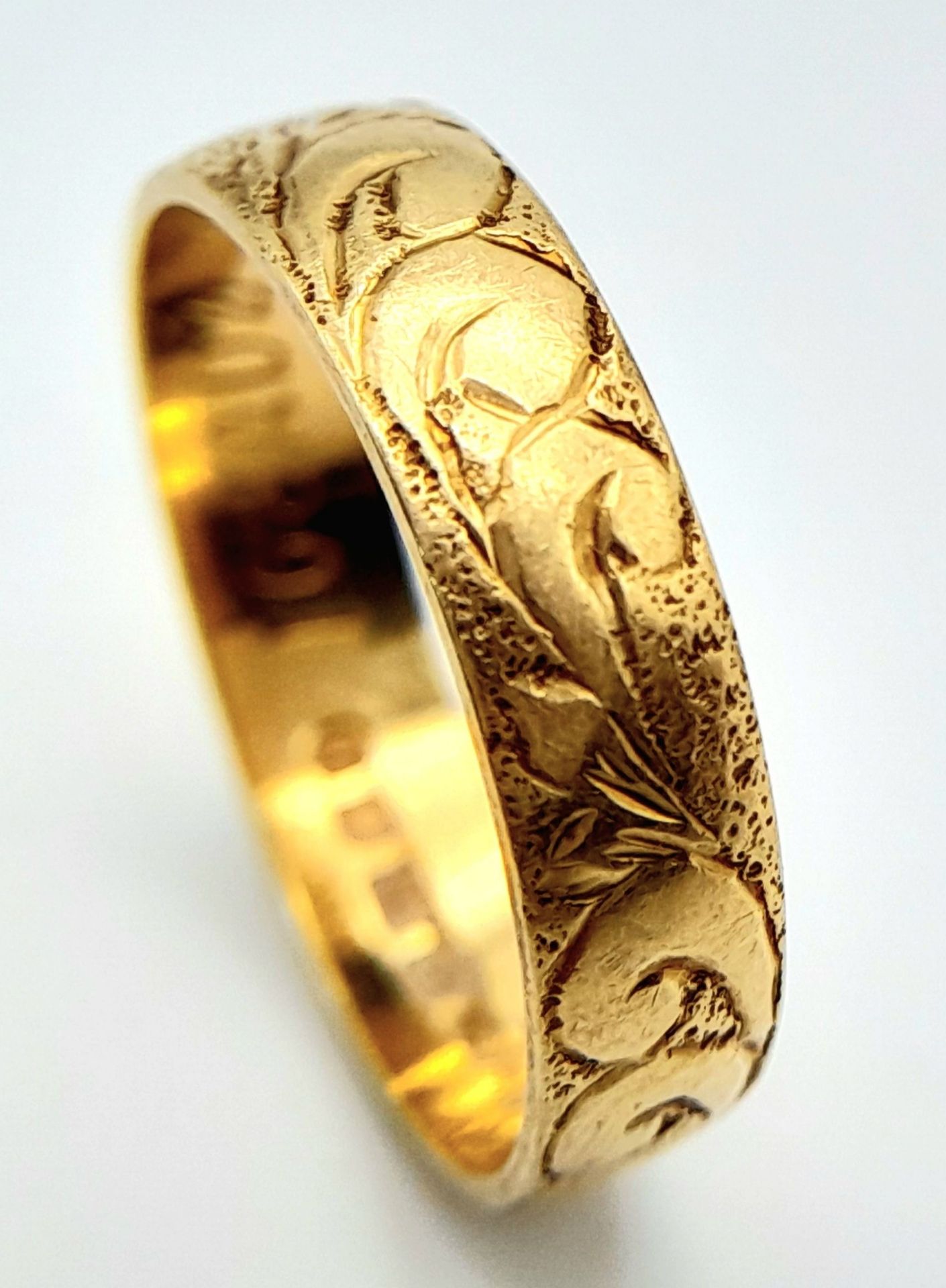 An 18 K yellow gold band ring with an engraved surface. Size: L, weight: 2.5 g. - Bild 2 aus 6
