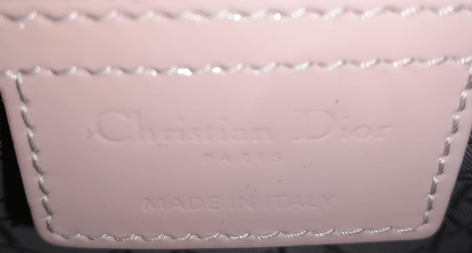 A pink Christian Dior Cannage quilted patent leather Lady Dior Bag. Removable shoulder strap, silver - Bild 9 aus 13