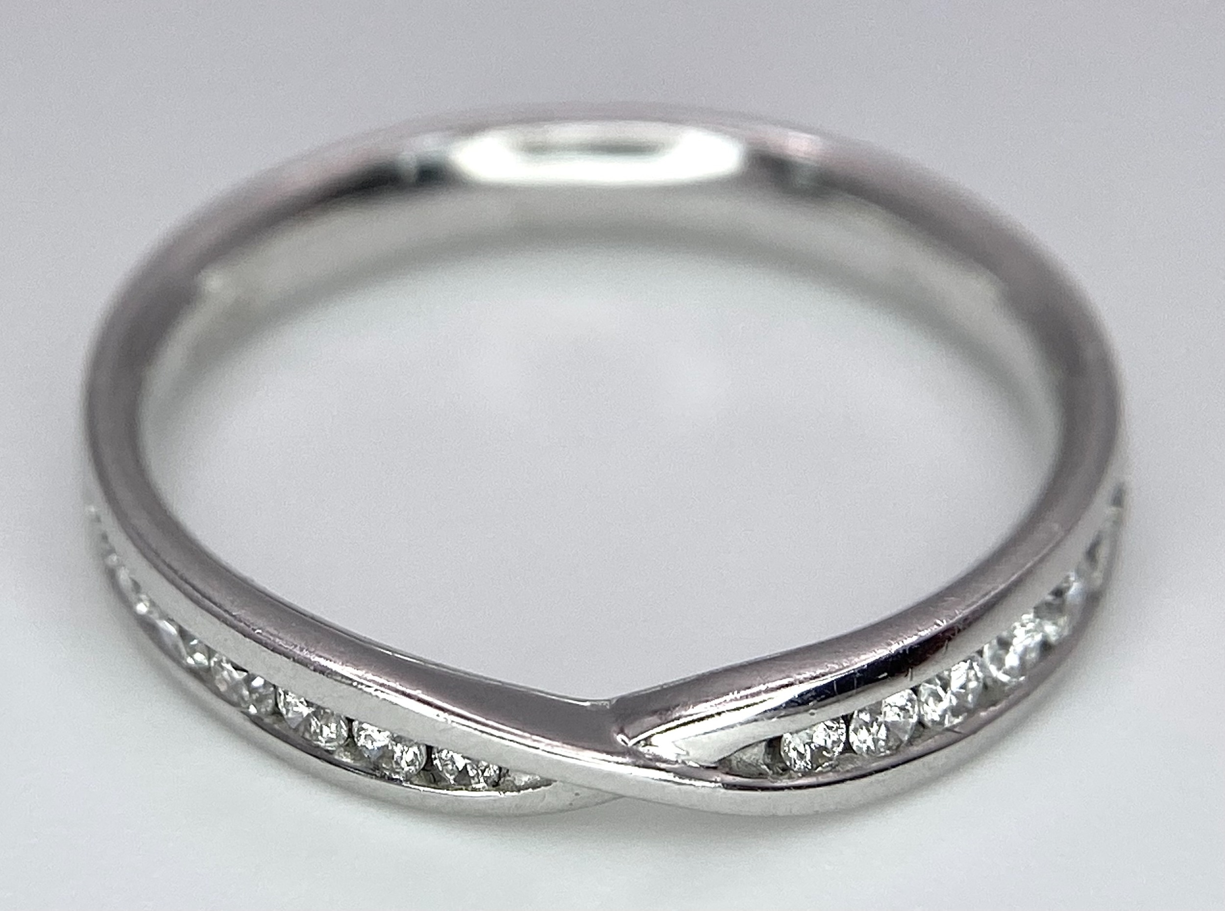 AN 18K WHITE GOLD DIAMOND RING. 0.15CT. 2.7G. SIZE M. - Image 4 of 6