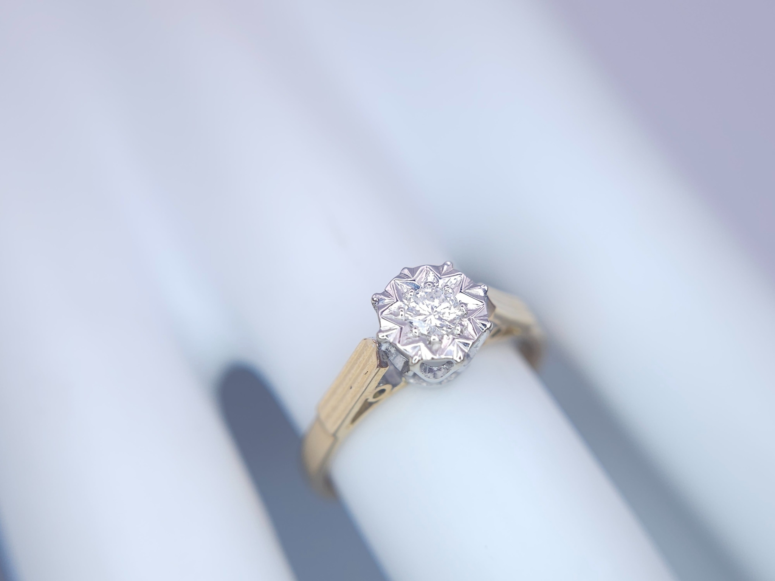 AN 18K YELLOW GOLD DIAMOND SOLITAIRE RING. 3.4G. SIZE O. - Image 5 of 7