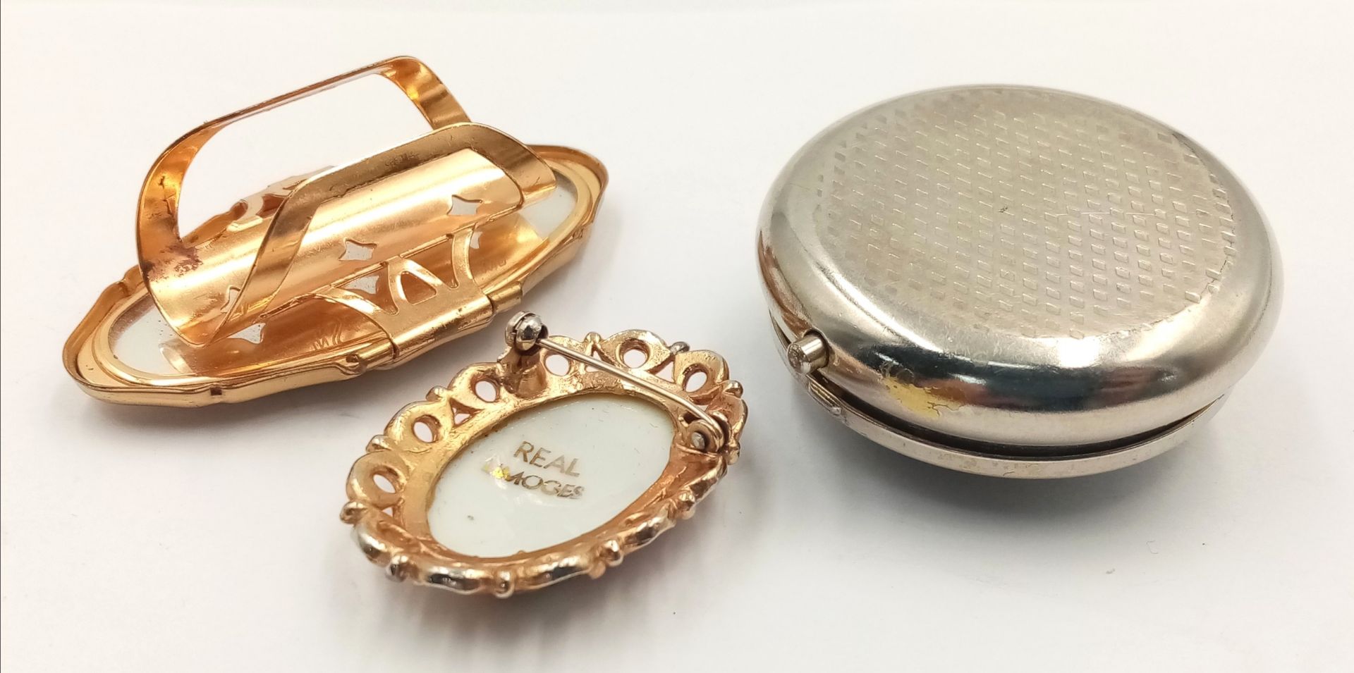 Two Vintage Brooches and a Cameo Pill/Button Box. - Bild 2 aus 4