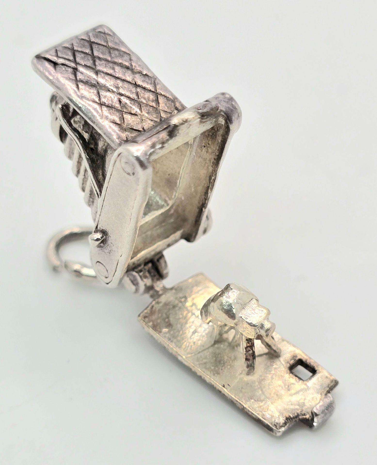 A STERLING SILVER VINTAGE CAMERA CHARM. 2.5cm length, 4.8g weight. Ref: SC 8115 - Image 2 of 4