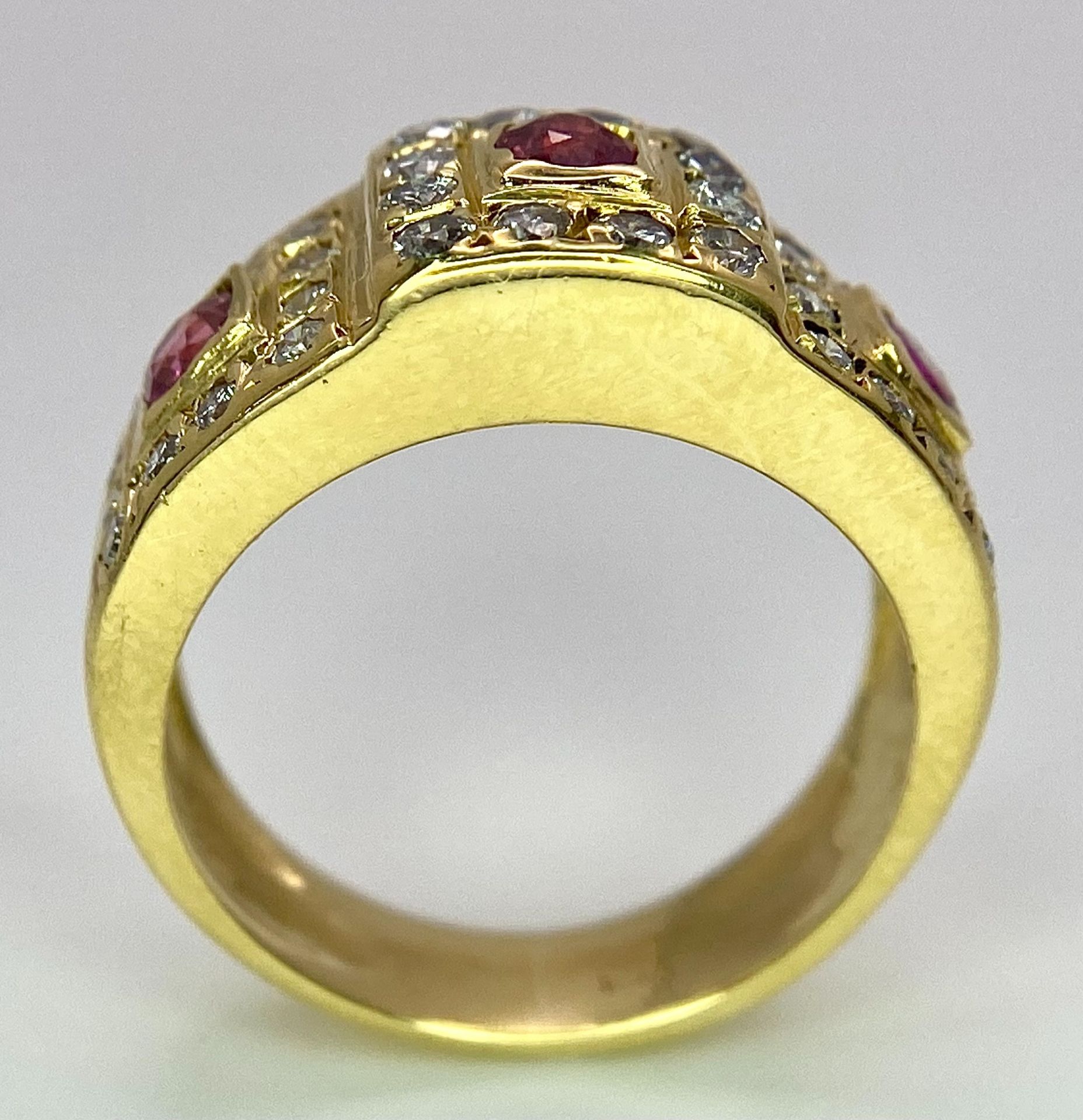 AN 18K YELLOW GOLD DIAMOND & RUBY RING. 0.60ctw, size K, 6.8g total weight. Ref: SC 8072 - Bild 7 aus 9