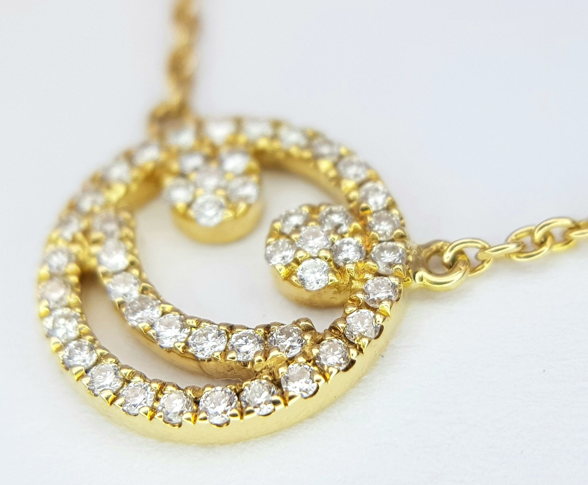 An 18K Gold Diamond Smiley Face Pendant on an 18K Yellow Gold Disappearing Necklace. 1cm diameter - Bild 5 aus 7