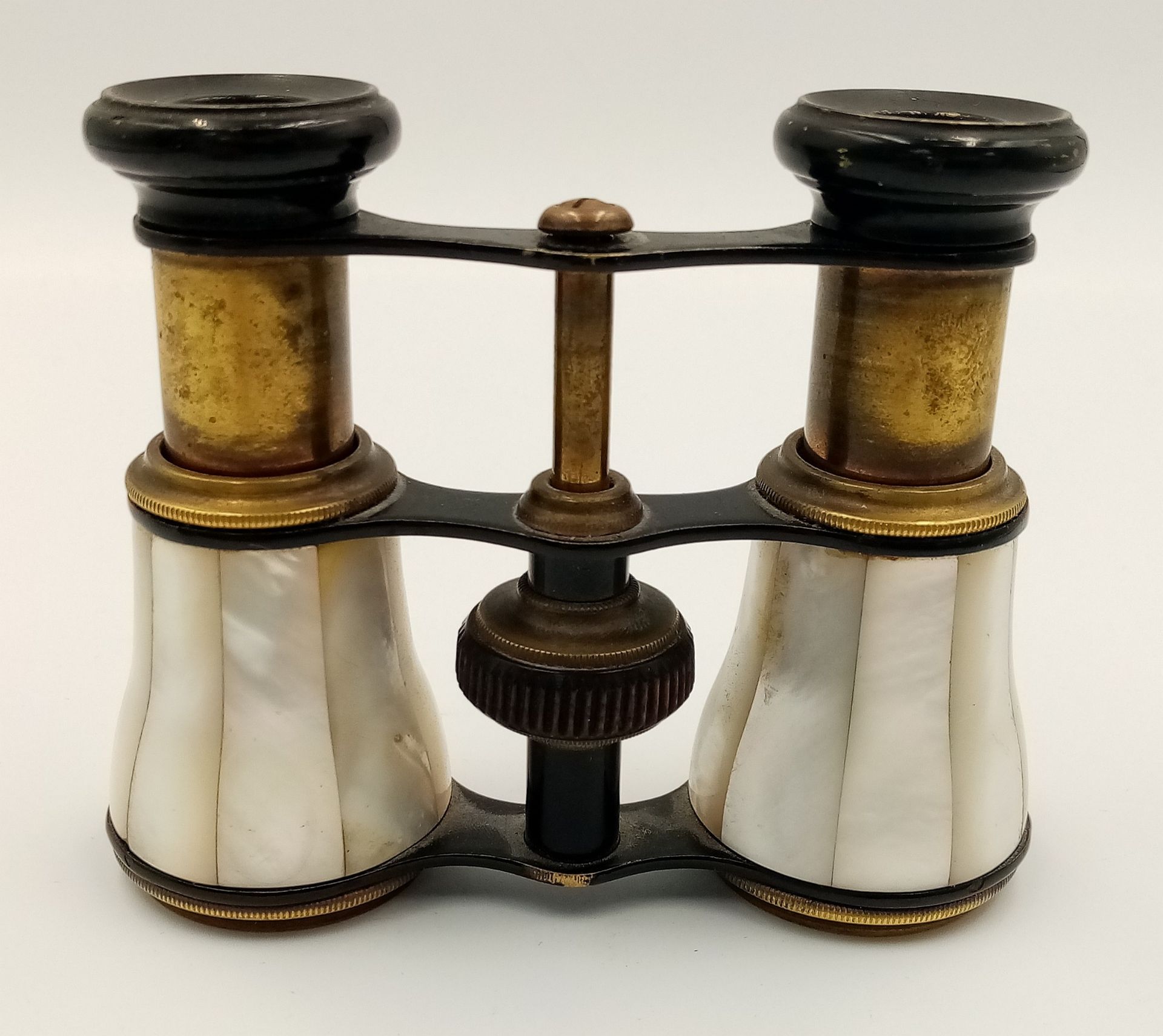 A PAIR OF MOTHER OF PEARL VINTAGE THEATRE BINOCULARS. - Bild 3 aus 4