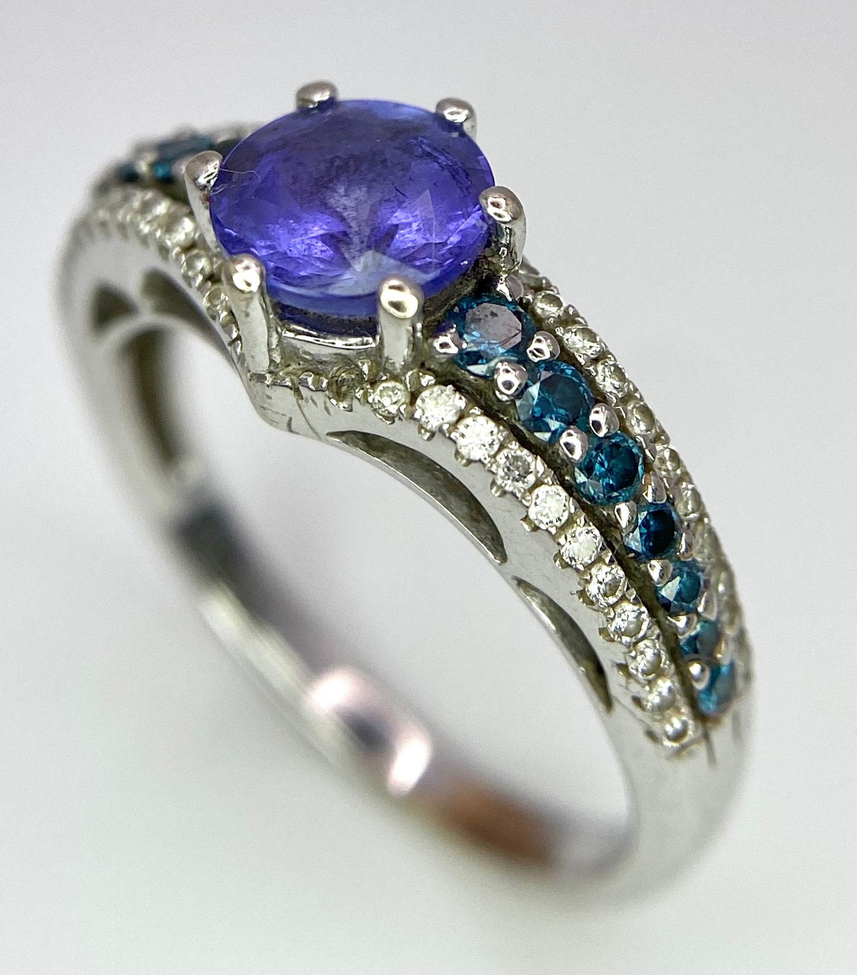 A 14K White Gold Tanzanite and Diamond Ring. Central oval cut tanzanite with blue and white diamonds - Bild 3 aus 8