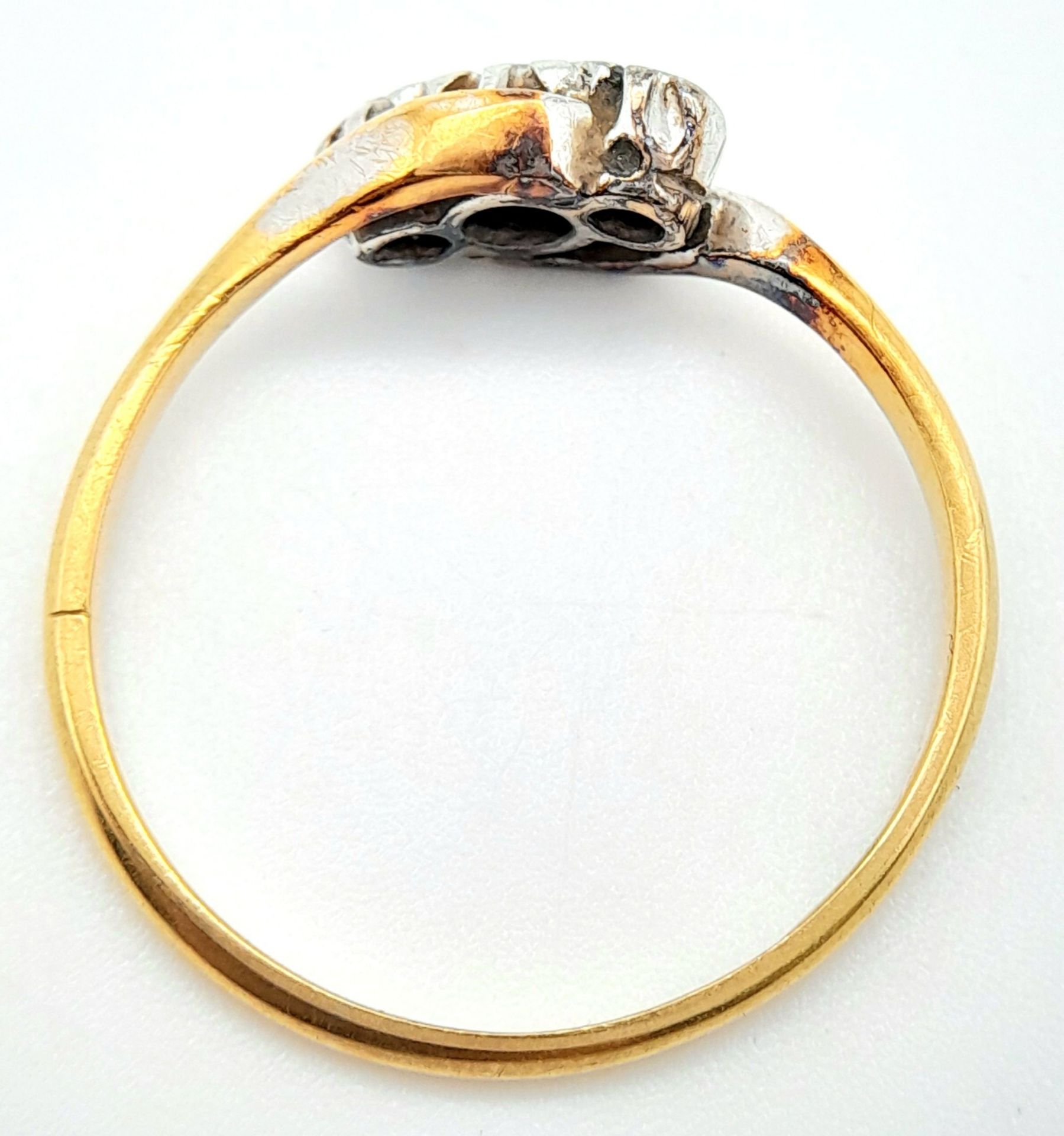 A vintage, 18 K yellow gold ring with a trilogy of round cut diamonds in a twisted design. Ring - Bild 5 aus 7