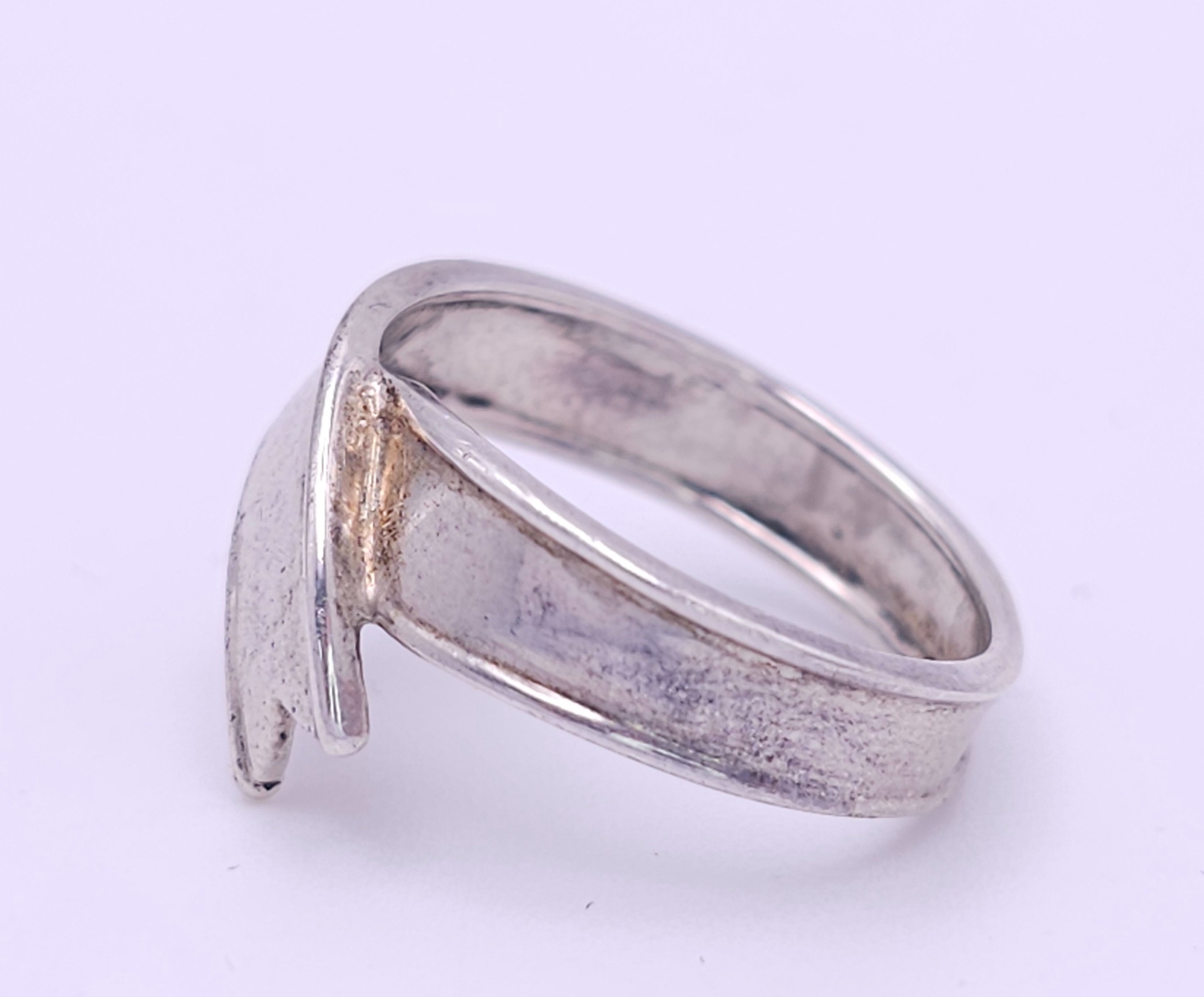 A TIFFANY & CO STERLING SILVER RIBBON RING. Size J, 3.4g weight. Ref: SC 8097 - Image 3 of 6