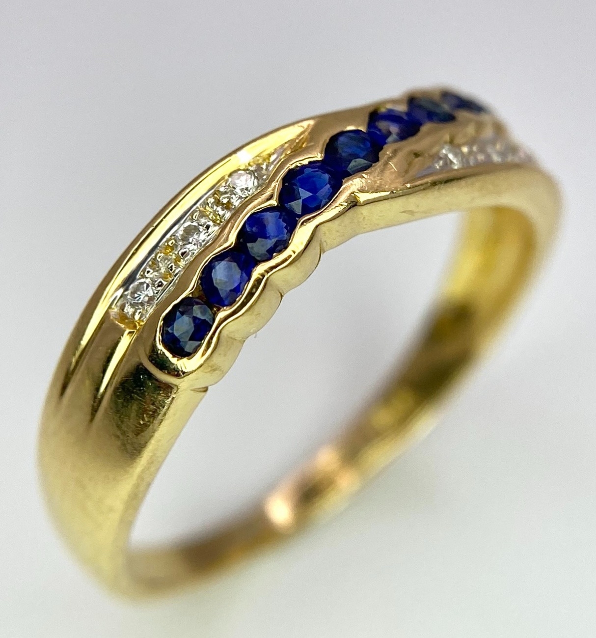AN 18K YELLOW GOLD DIAMOND & BLUE STONE (PROBABLY SAPPHIRE) CROSSOVER RING. Size O, 2.7g total - Bild 5 aus 6