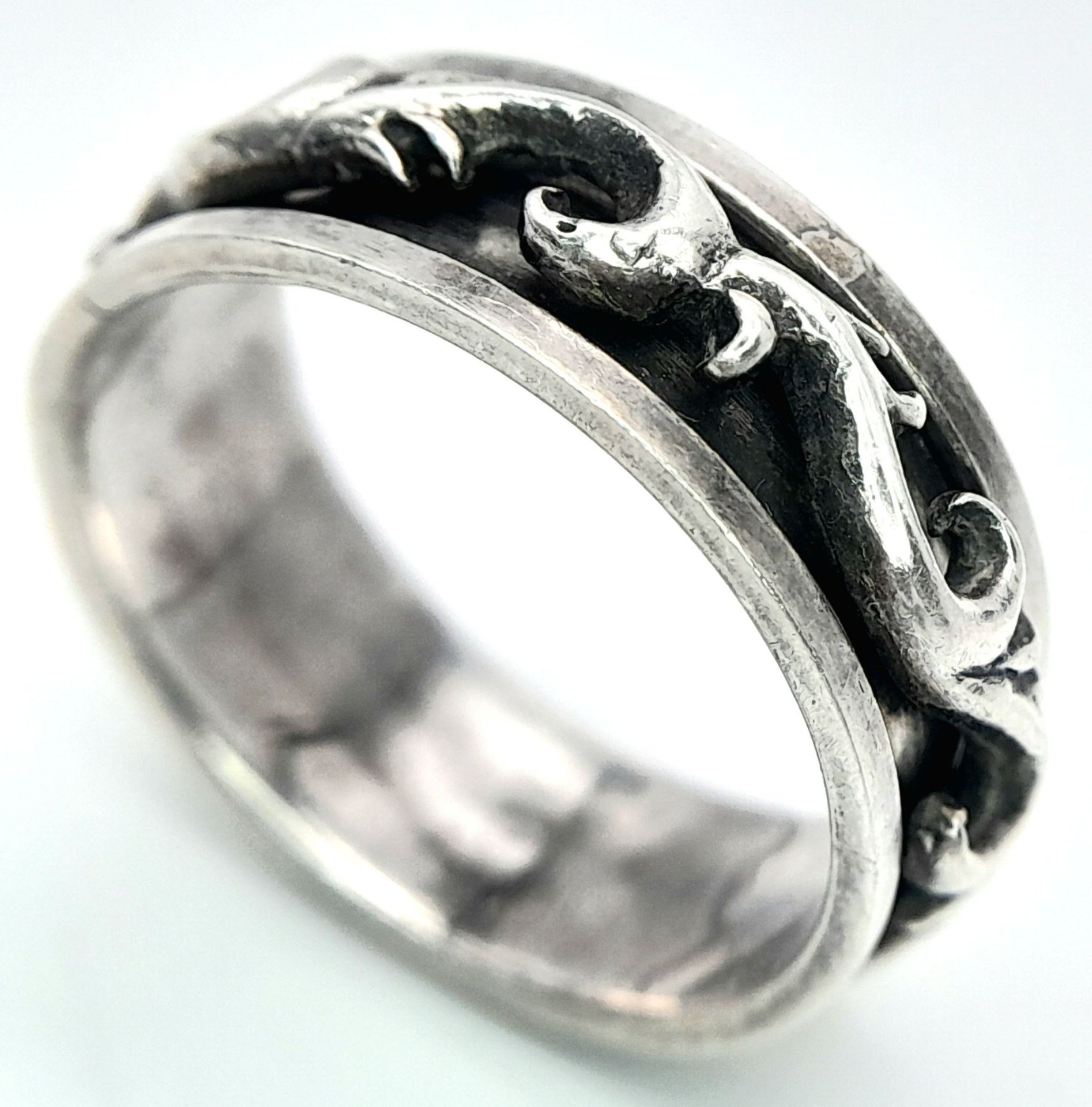 A vintage 925 silver ring with fabulous revolving pattern. Total weight 8.1G. Size Z. - Image 3 of 5