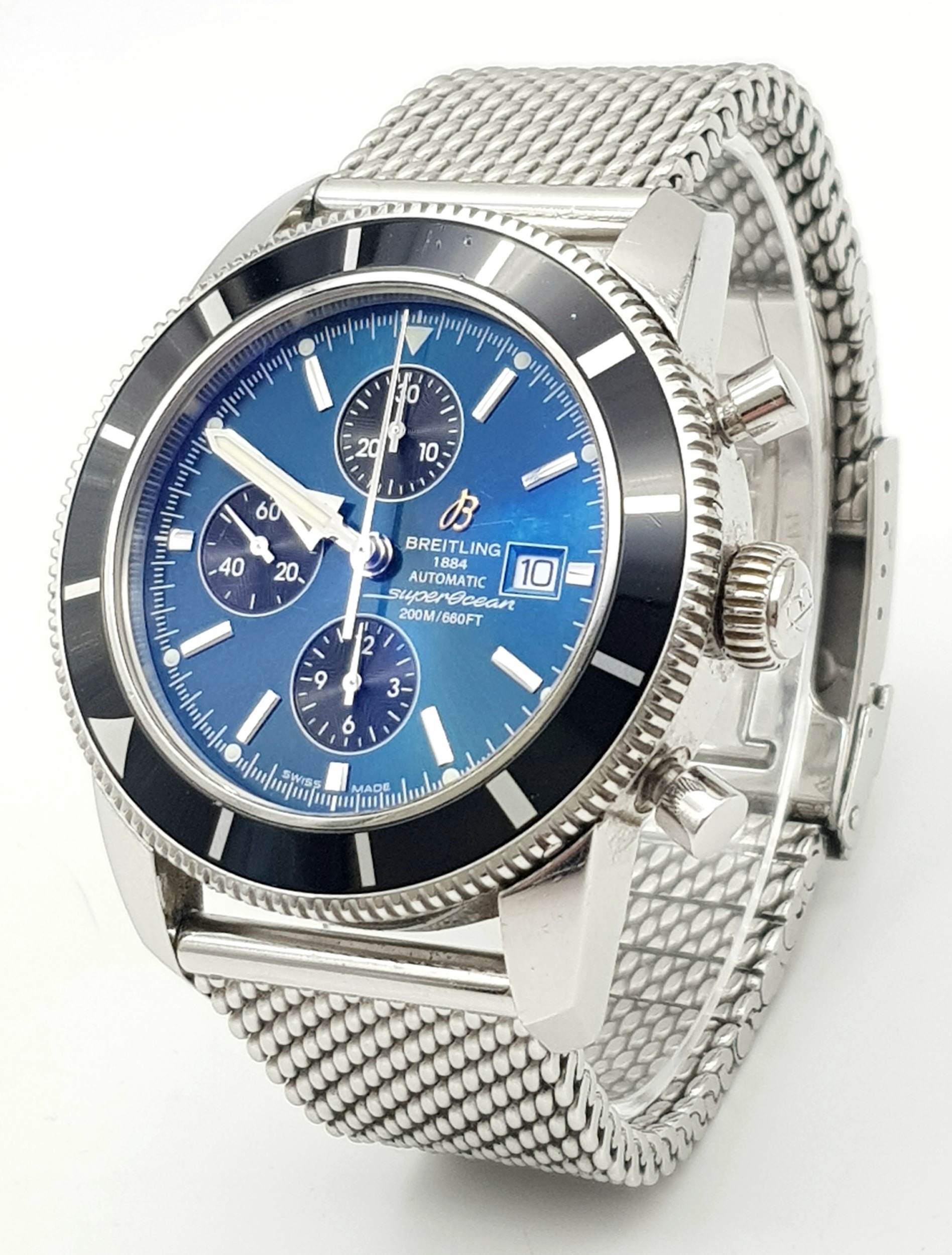 A BREITLING "SUPER OCEAN" AUTOMATIC GENTS WATCH IN STAINLESS STEEL WITH A VERY ATTRACTIVE BLUE