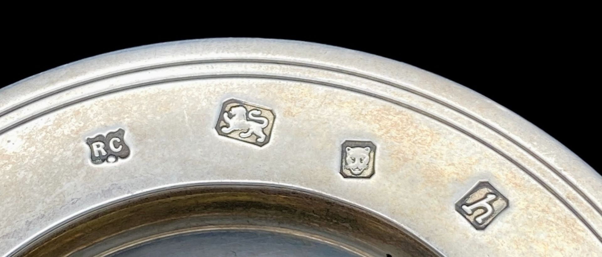 A SOLID SILVER ARMADA TYPE DISH . 48.8gms 8cms DIAMETER - Bild 2 aus 3