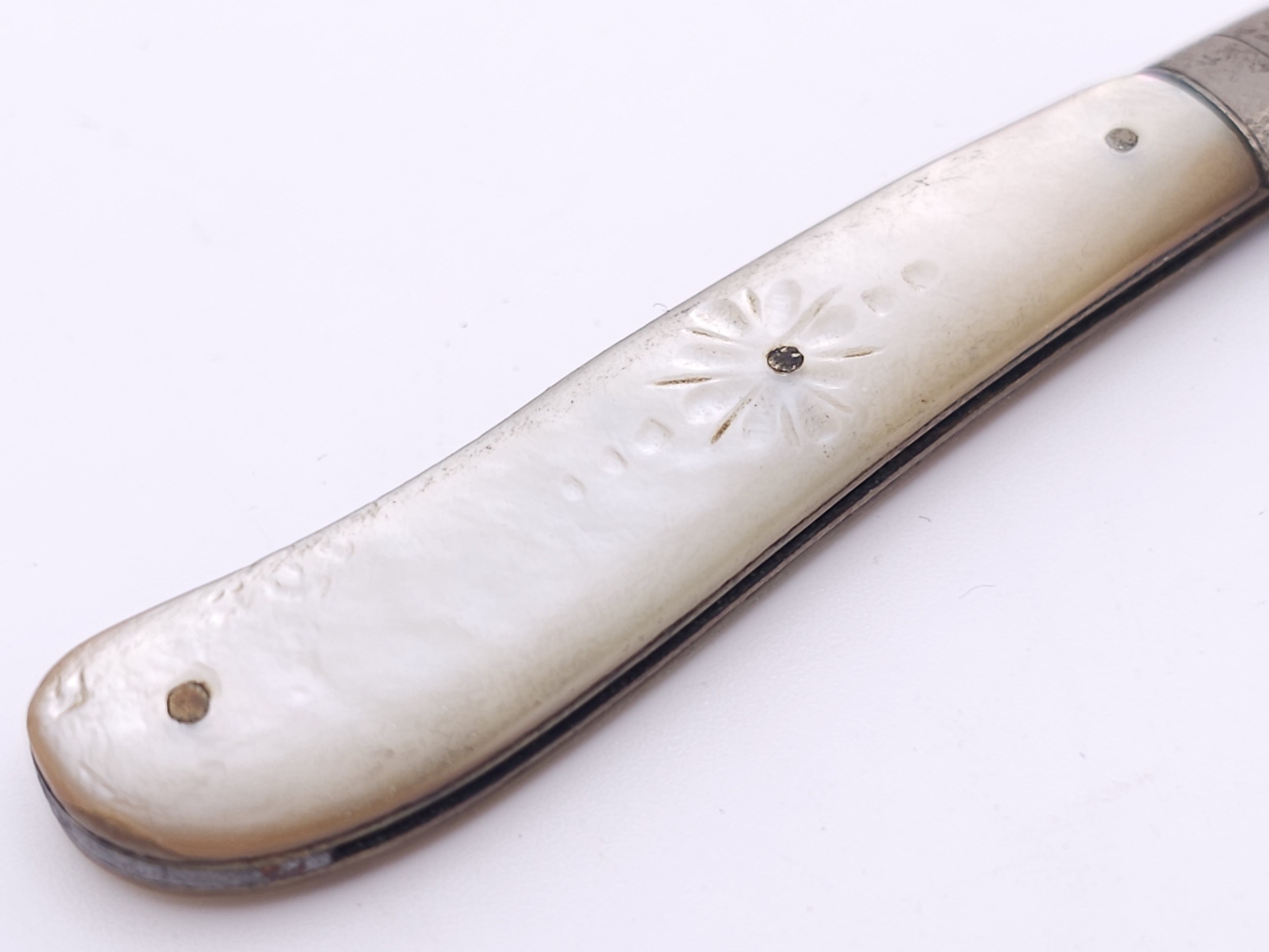 An antique sterling silver folding knife with Mother of Pearl inlay handle. Full Sheffield - Image 3 of 8